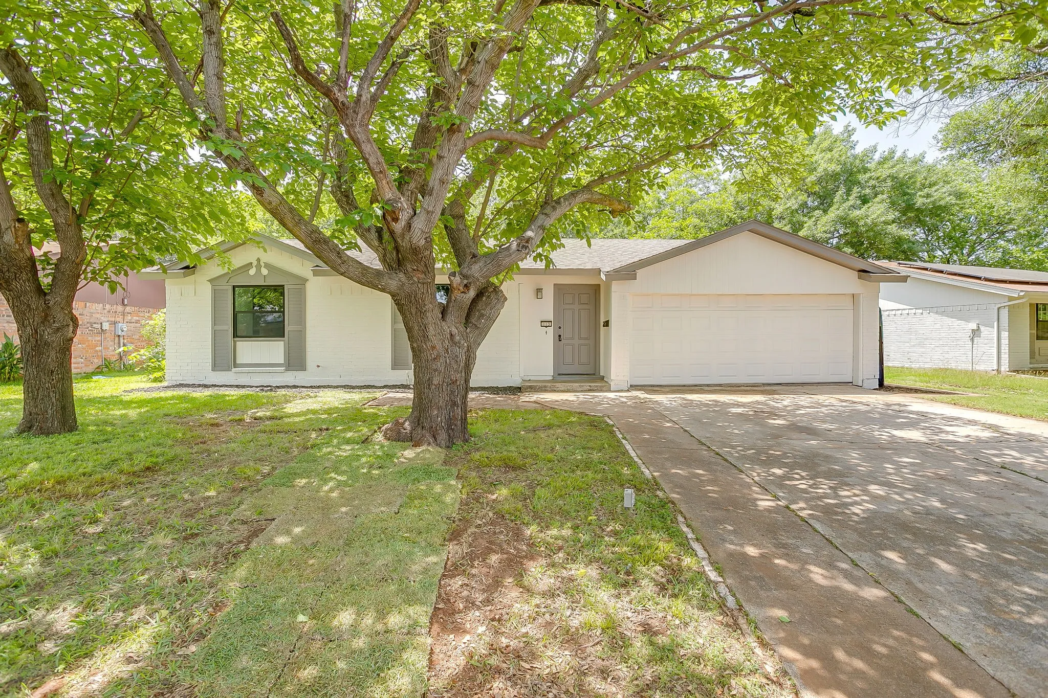 Single Family Residence For Sale in Tarrant County , 113 Quail Creek Drive, Crowley, Texas 76036, 3 Bedroom, 2 Bathroom, 2 Garage spaces, 1,686 Sqft, built in 1971, Preowned, mls#21246722, Real Estate Agent in Crowley, Homes For Sale in Tarrant county, Homes For Sale in Crowley, Realtor in Crowley Texas, Real Estate Brokerage Independent Realty Texas, Luminita Cordes Realtor