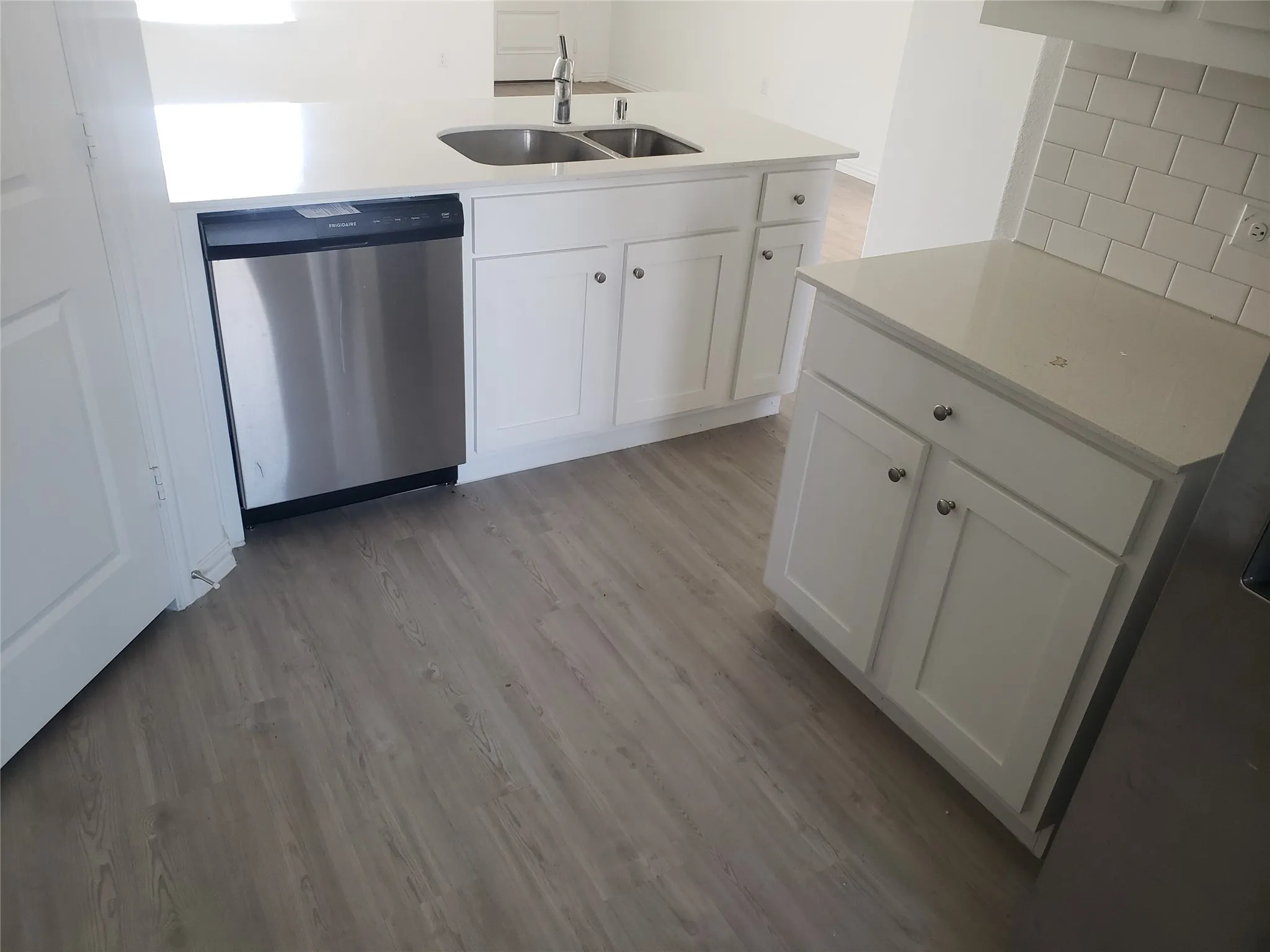 Sink / Dishwasher Eating Bar Countertop