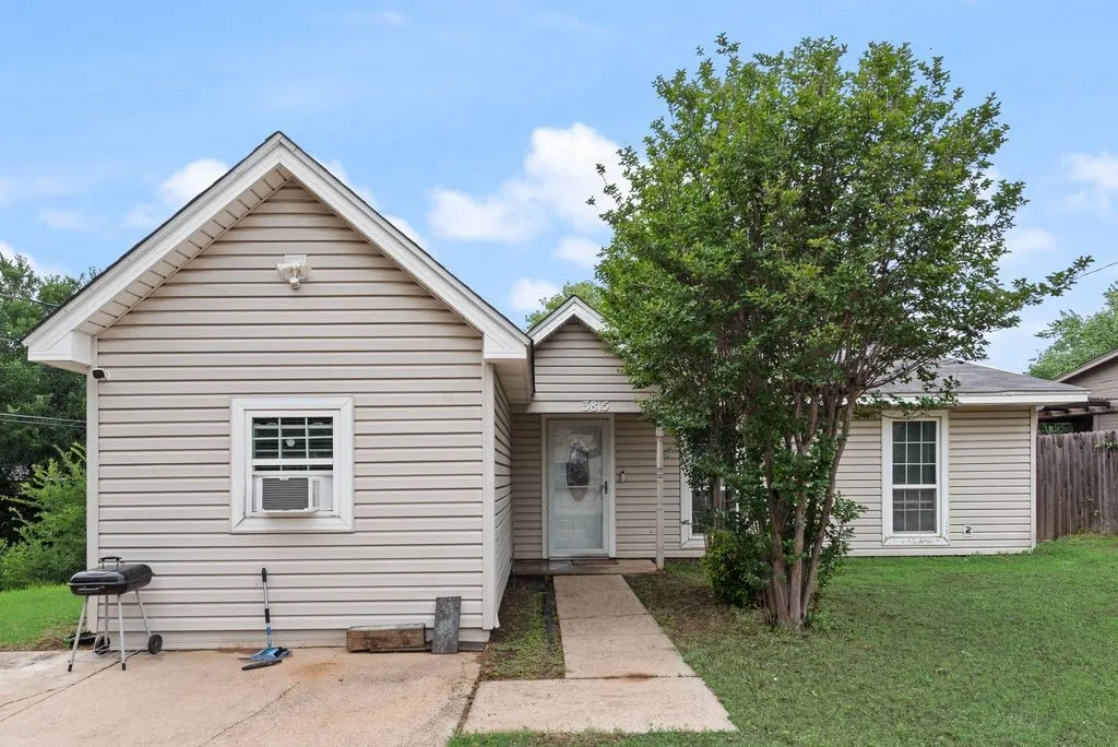 Single Family Residence For Sale in Tarrant County , 3815 INDIAN WELLS Drive, Arlington, Texas 76017, 3 Bedroom, 1 Bathroom, Garage spaces, 1,116 Sqft, built in 1984, Preowned, mls#21253417, Real Estate Agent in Arlington, Homes For Sale in Tarrant county, Homes For Sale in Arlington, Realtor in Arlington Texas, Real Estate Brokerage Independent Realty Texas, Luminita Cordes Realtor