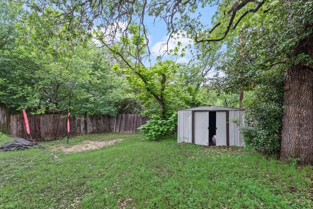 Single Family Residence For Sale in Tarrant County , 3815 INDIAN WELLS Drive, Arlington, Texas 76017, 3 Bedroom, 1 Bathroom, Garage spaces, 1,116 Sqft, built in 1984, Preowned, mls#21253417, Real Estate Agent in Arlington, Homes For Sale in Tarrant county, Homes For Sale in Arlington, Realtor in Arlington Texas, Real Estate Brokerage Independent Realty Texas, Luminita Cordes Realtor