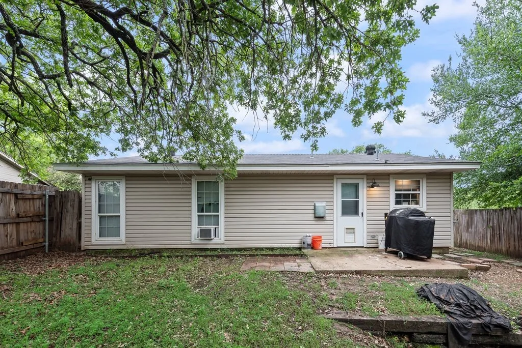 Single Family Residence For Sale in Tarrant County , 3815 INDIAN WELLS Drive, Arlington, Texas 76017, 3 Bedroom, 1 Bathroom, Garage spaces, 1,116 Sqft, built in 1984, Preowned, mls#21253417, Real Estate Agent in Arlington, Homes For Sale in Tarrant county, Homes For Sale in Arlington, Realtor in Arlington Texas, Real Estate Brokerage Independent Realty Texas, Luminita Cordes Realtor