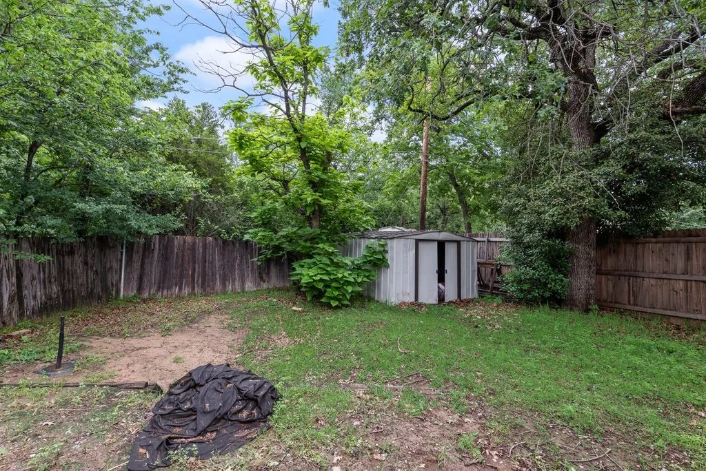 Single Family Residence For Sale in Tarrant County , 3815 INDIAN WELLS Drive, Arlington, Texas 76017, 3 Bedroom, 1 Bathroom, Garage spaces, 1,116 Sqft, built in 1984, Preowned, mls#21253417, Real Estate Agent in Arlington, Homes For Sale in Tarrant county, Homes For Sale in Arlington, Realtor in Arlington Texas, Real Estate Brokerage Independent Realty Texas, Luminita Cordes Realtor