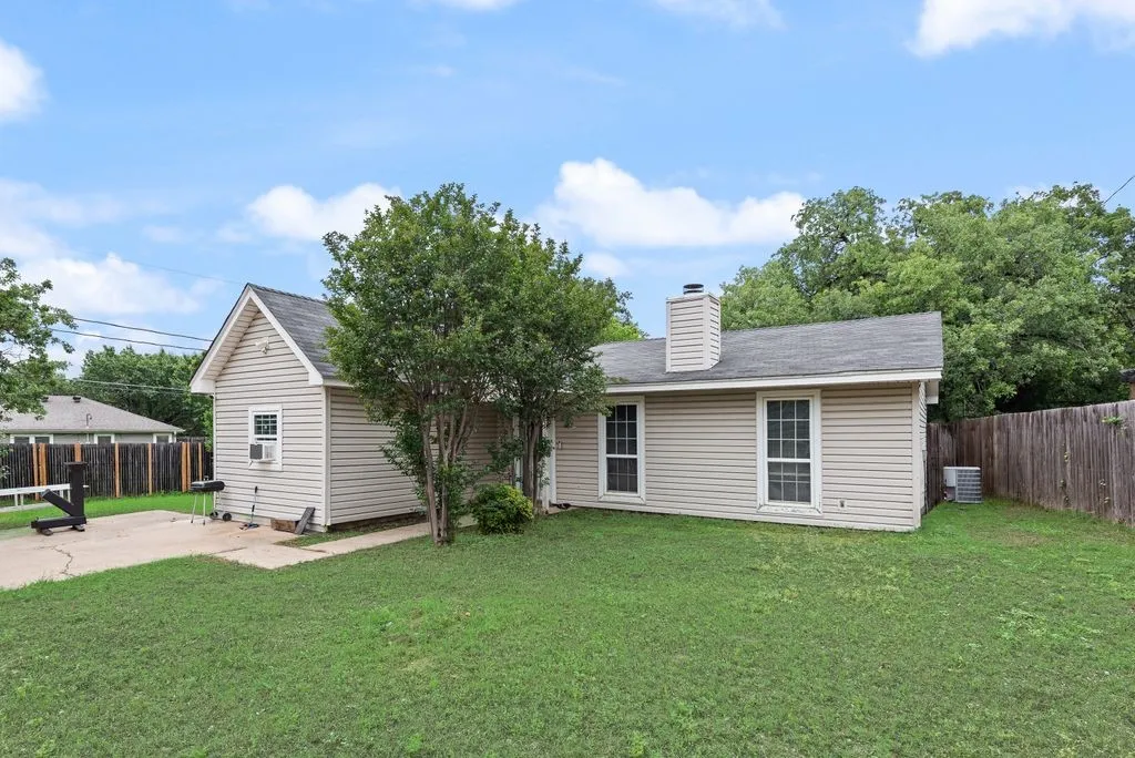 Single Family Residence For Sale in Tarrant County , 3815 INDIAN WELLS Drive, Arlington, Texas 76017, 3 Bedroom, 1 Bathroom, Garage spaces, 1,116 Sqft, built in 1984, Preowned, mls#21253417, Real Estate Agent in Arlington, Homes For Sale in Tarrant county, Homes For Sale in Arlington, Realtor in Arlington Texas, Real Estate Brokerage Independent Realty Texas, Luminita Cordes Realtor