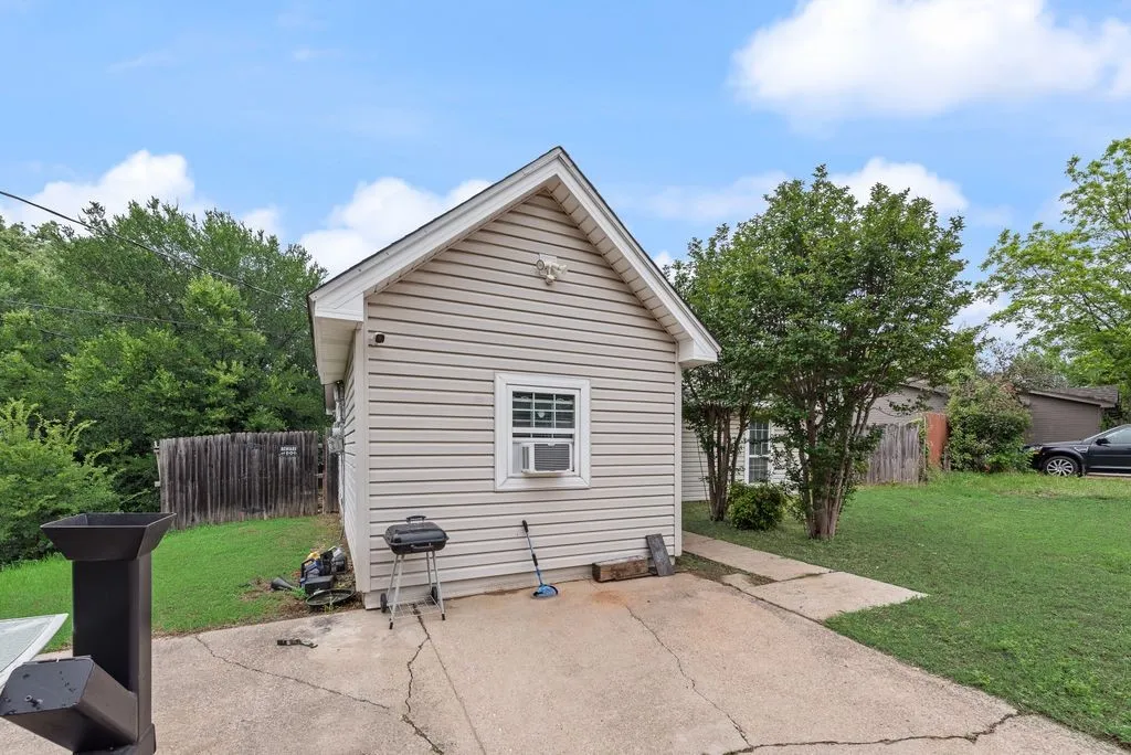 Single Family Residence For Sale in Tarrant County , 3815 INDIAN WELLS Drive, Arlington, Texas 76017, 3 Bedroom, 1 Bathroom, Garage spaces, 1,116 Sqft, built in 1984, Preowned, mls#21253417, Real Estate Agent in Arlington, Homes For Sale in Tarrant county, Homes For Sale in Arlington, Realtor in Arlington Texas, Real Estate Brokerage Independent Realty Texas, Luminita Cordes Realtor