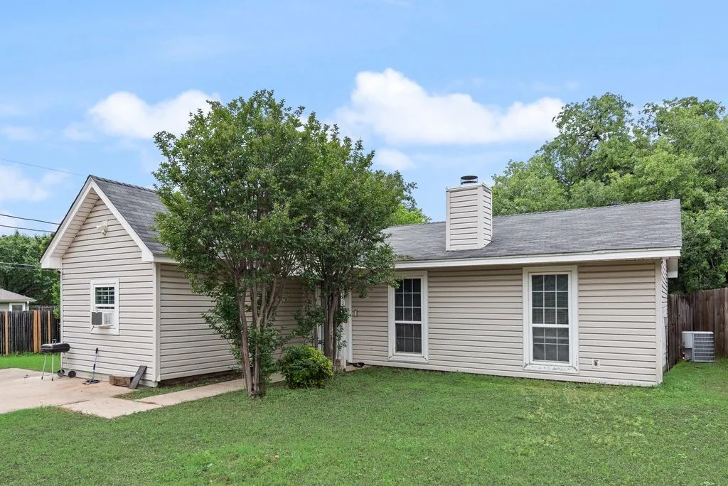 Single Family Residence For Sale in Tarrant County , 3815 INDIAN WELLS Drive, Arlington, Texas 76017, 3 Bedroom, 1 Bathroom, Garage spaces, 1,116 Sqft, built in 1984, Preowned, mls#21253417, Real Estate Agent in Arlington, Homes For Sale in Tarrant county, Homes For Sale in Arlington, Realtor in Arlington Texas, Real Estate Brokerage Independent Realty Texas, Luminita Cordes Realtor