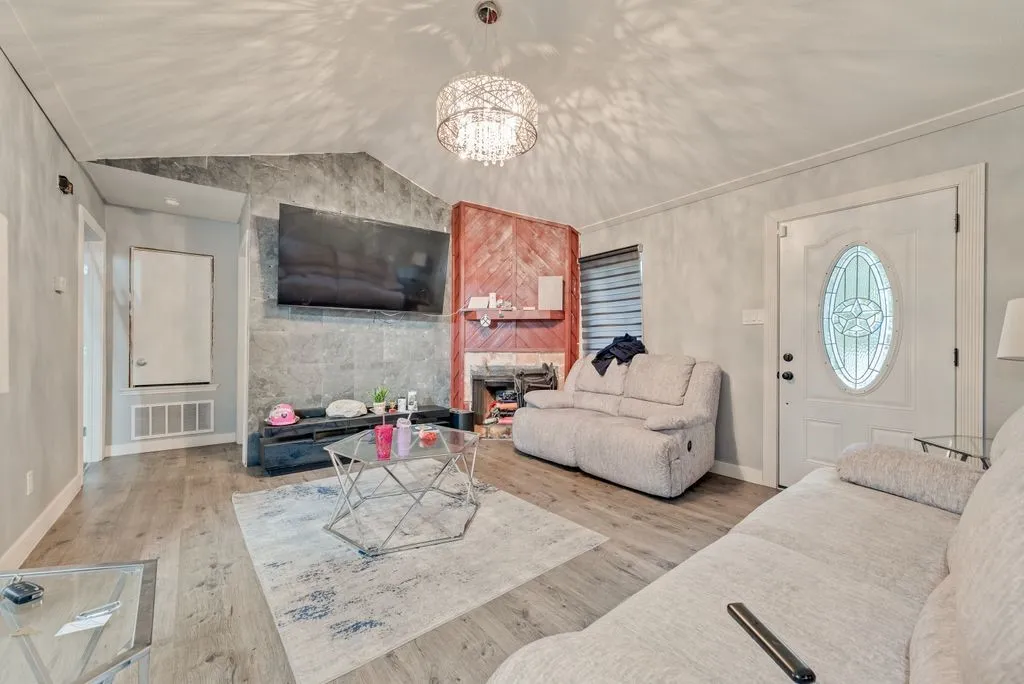 Single Family Residence For Sale in Tarrant County , 3815 INDIAN WELLS Drive, Arlington, Texas 76017, 3 Bedroom, 1 Bathroom, Garage spaces, 1,116 Sqft, built in 1984, Preowned, mls#21253417, Real Estate Agent in Arlington, Homes For Sale in Tarrant county, Homes For Sale in Arlington, Realtor in Arlington Texas, Real Estate Brokerage Independent Realty Texas, Luminita Cordes Realtor