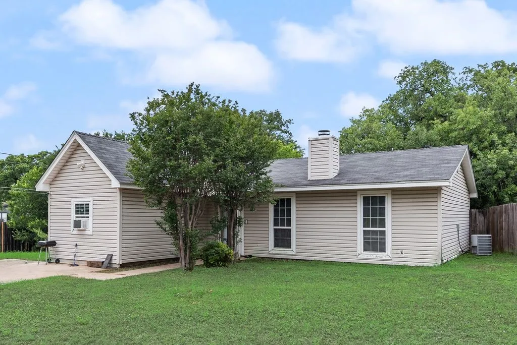 Single Family Residence For Sale in Tarrant County , 3815 INDIAN WELLS Drive, Arlington, Texas 76017, 3 Bedroom, 1 Bathroom, Garage spaces, 1,116 Sqft, built in 1984, Preowned, mls#21253417, Real Estate Agent in Arlington, Homes For Sale in Tarrant county, Homes For Sale in Arlington, Realtor in Arlington Texas, Real Estate Brokerage Independent Realty Texas, Luminita Cordes Realtor
