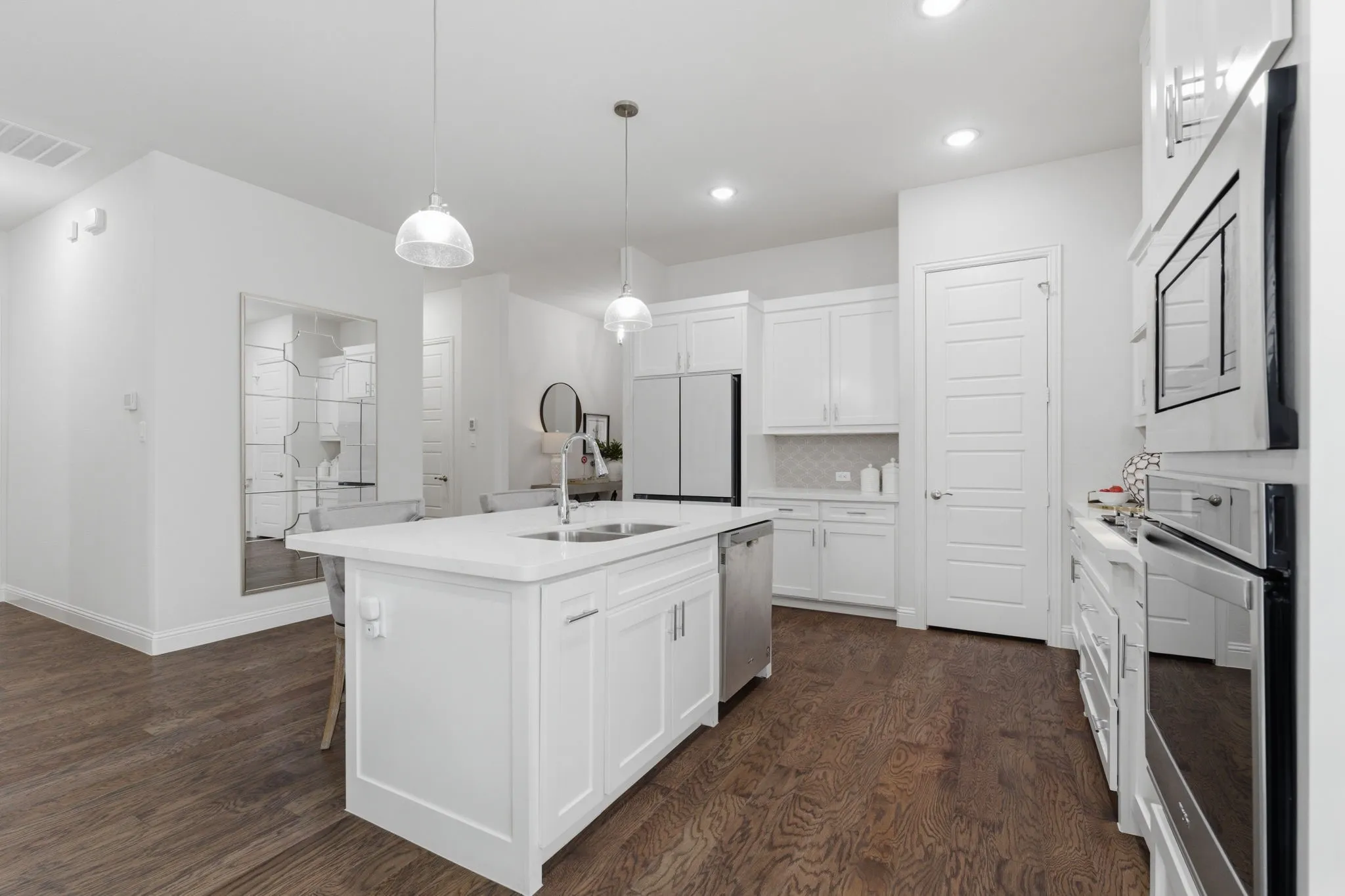 Triple split bedrooms too ~ primary to the back facing the pool, bedrooms 3&4 in the middle thru the hallway, bedroom 2 upfront.