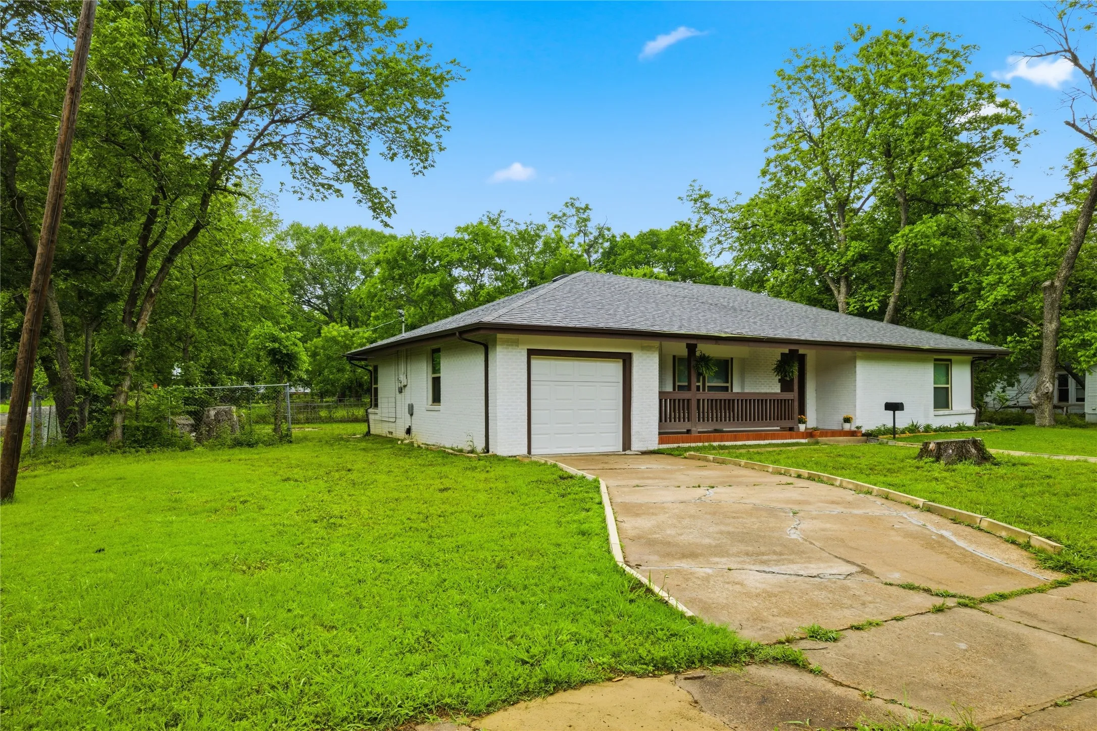 Single Family Residence For Sale in Delta County , 448 W Waco Avenue, Cooper, Texas 75432, 3 Bedroom, 1 Bathroom, 1 Garage spaces, 1,665 Sqft, built in 1950, Preowned, mls#21254606, Real Estate Agent in Cooper, Homes For Sale in Delta county, Homes For Sale in Cooper, Realtor in Cooper Texas, Real Estate Brokerage Independent Realty Texas, Luminita Cordes Realtor