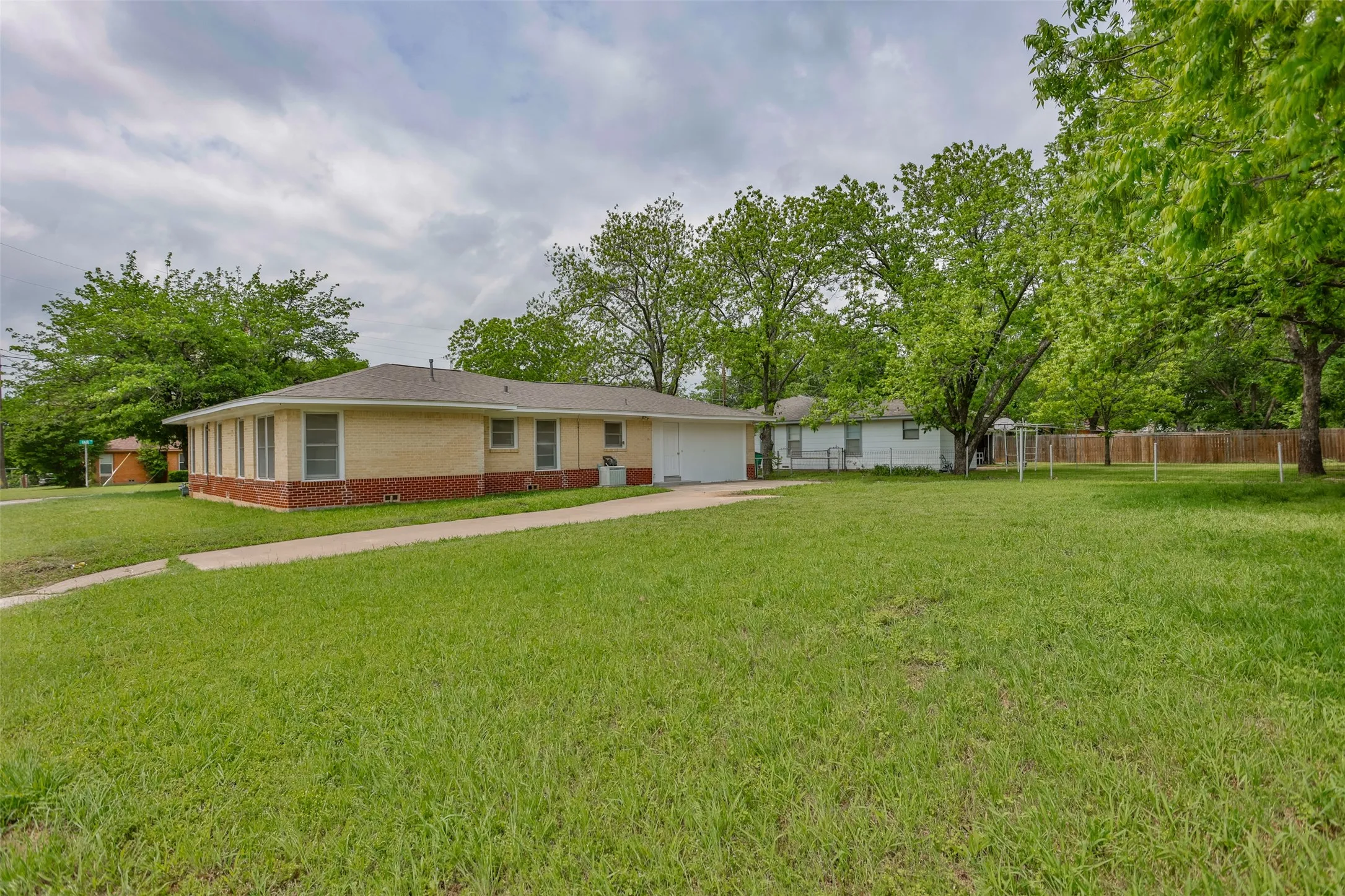 Single Family Residence For Sale in Cooke County , 1102 Fair Avenue, Gainesville, Texas 76240, 3 Bedroom, 2 Bathroom, Garage spaces, 1,683 Sqft, built in 1950, Preowned, mls#21254628, Real Estate Agent in Gainesville, Homes For Sale in Cooke county, Homes For Sale in Gainesville, Realtor in Gainesville Texas, Real Estate Brokerage Independent Realty Texas, Luminita Cordes Realtor