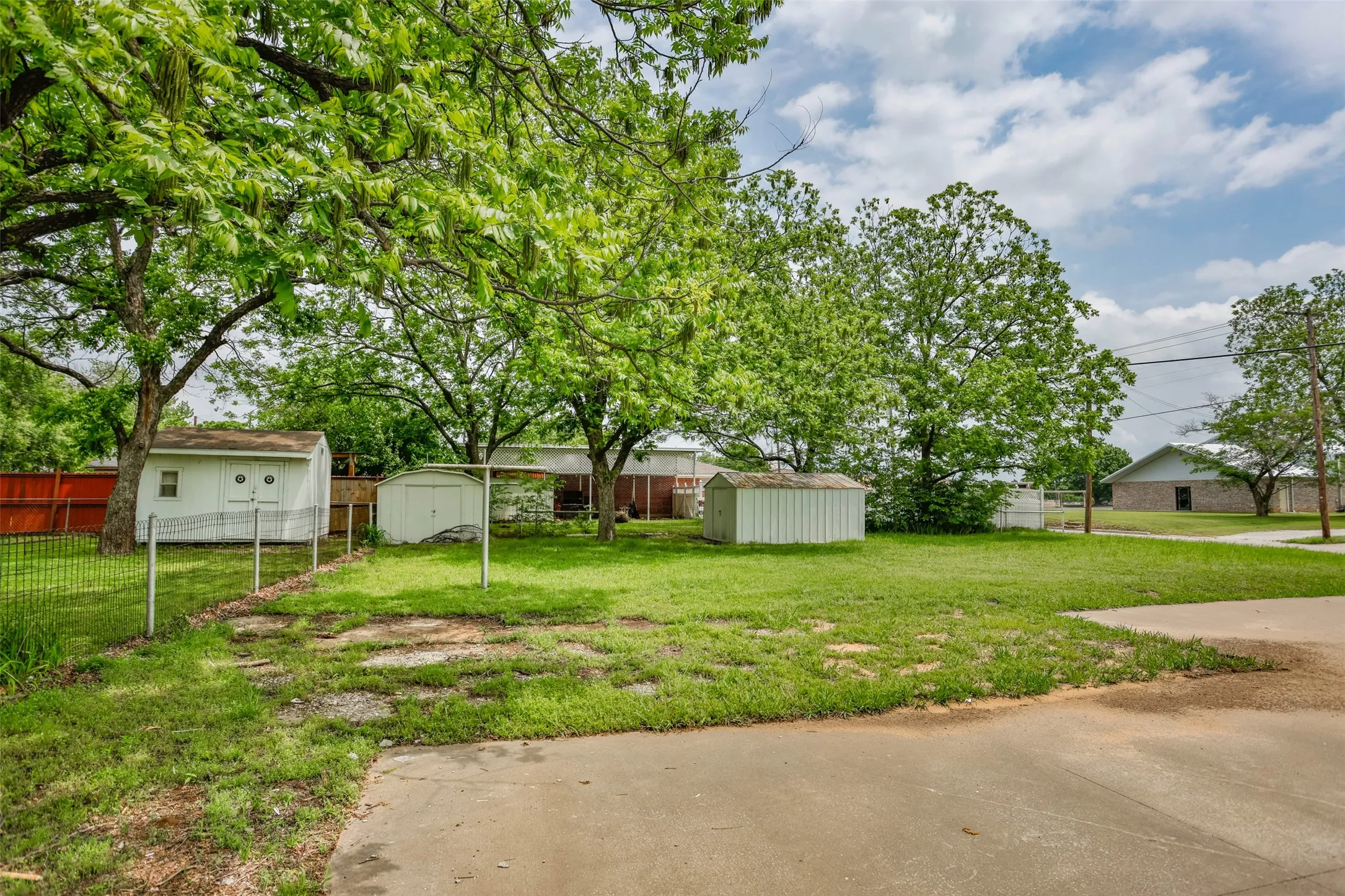 Single Family Residence For Sale in Cooke County , 1102 Fair Avenue, Gainesville, Texas 76240, 3 Bedroom, 2 Bathroom, Garage spaces, 1,683 Sqft, built in 1950, Preowned, mls#21254628, Real Estate Agent in Gainesville, Homes For Sale in Cooke county, Homes For Sale in Gainesville, Realtor in Gainesville Texas, Real Estate Brokerage Independent Realty Texas, Luminita Cordes Realtor