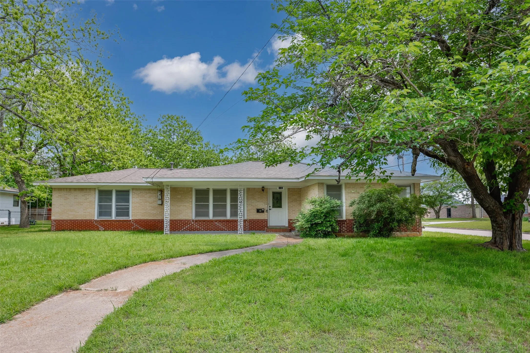 Single Family Residence For Sale in Cooke County , 1102 Fair Avenue, Gainesville, Texas 76240, 3 Bedroom, 2 Bathroom, Garage spaces, 1,683 Sqft, built in 1950, Preowned, mls#21254628, Real Estate Agent in Gainesville, Homes For Sale in Cooke county, Homes For Sale in Gainesville, Realtor in Gainesville Texas, Real Estate Brokerage Independent Realty Texas, Luminita Cordes Realtor
