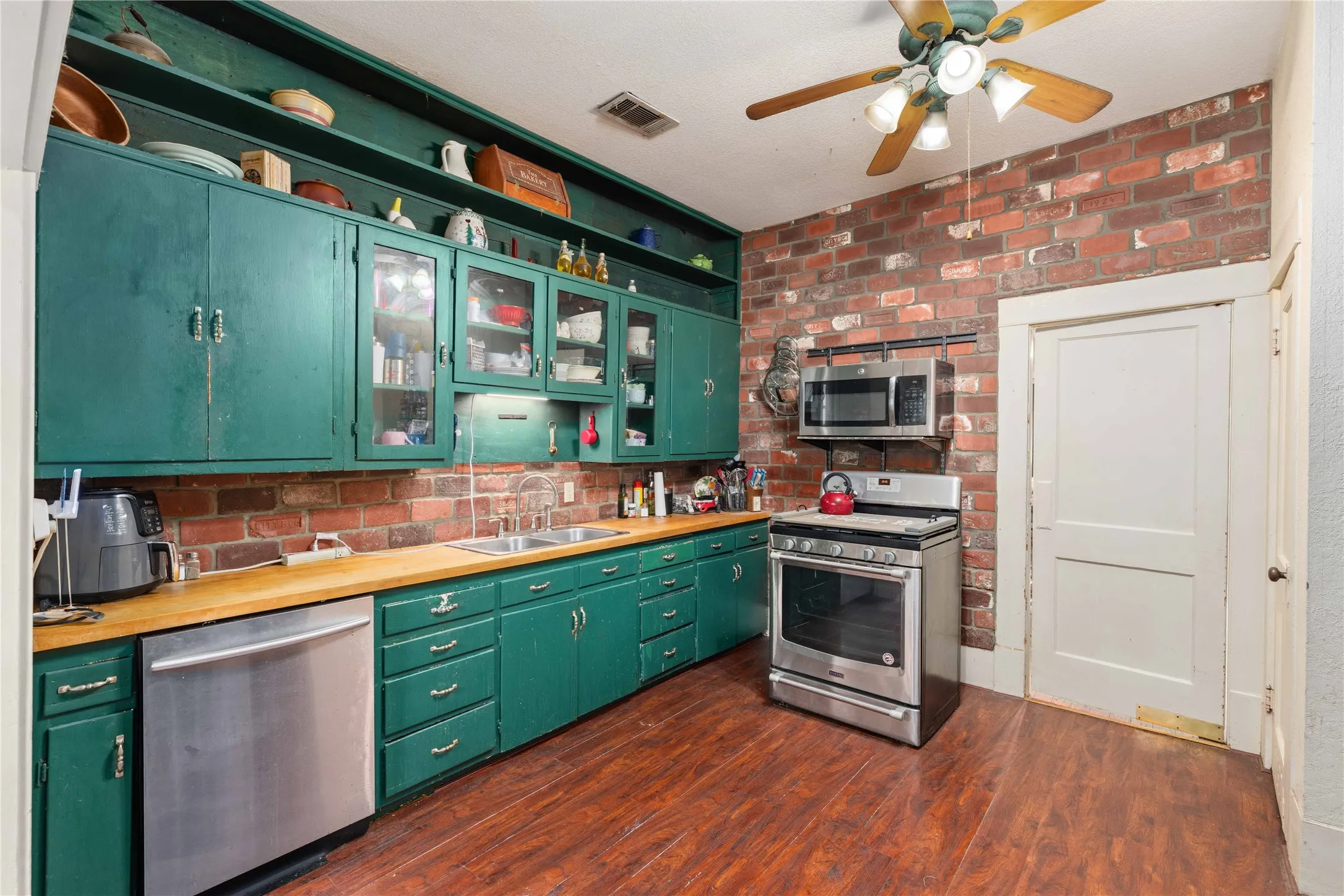 Single Family Residence For Sale in Mills County , 701 4th Street, Goldthwaite, Texas 76844, 5 Bedroom, 4 Bathroom, 1 Garage spaces, 3,204 Sqft, built in 1925, Price $394,999, mls#21249612, Real Estate Agent in Goldthwaite, Homes For Sale in Mills county, Homes For Sale in Goldthwaite, Realtor in Goldthwaite Texas, Real Estate Brokerage Independent Realty Texas, Luminita Cordes Realtor