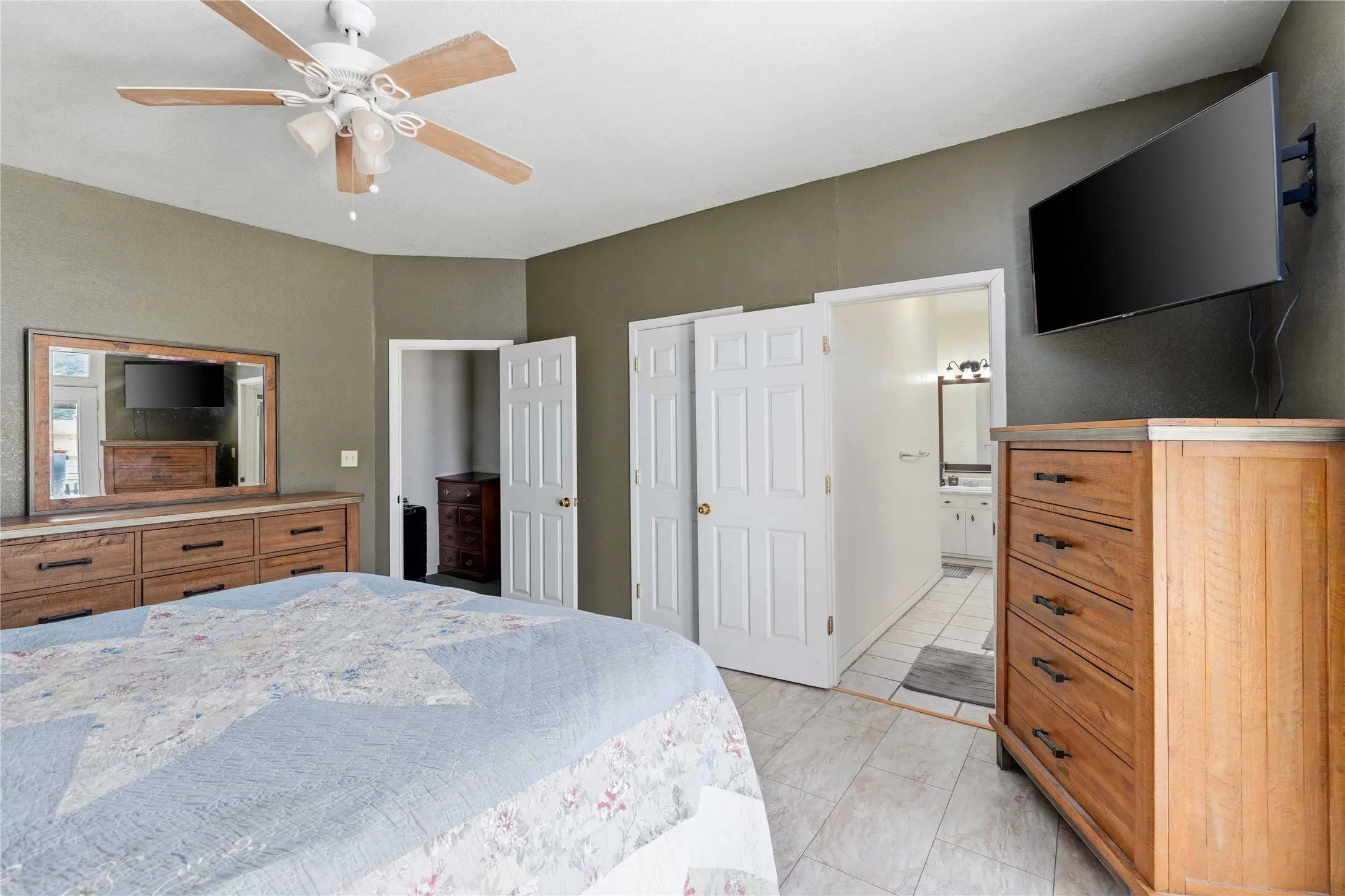 Single Family Residence For Sale in Mills County , 701 4th Street, Goldthwaite, Texas 76844, 5 Bedroom, 4 Bathroom, 1 Garage spaces, 3,204 Sqft, built in 1925, Price $394,999, mls#21249612, Real Estate Agent in Goldthwaite, Homes For Sale in Mills county, Homes For Sale in Goldthwaite, Realtor in Goldthwaite Texas, Real Estate Brokerage Independent Realty Texas, Luminita Cordes Realtor