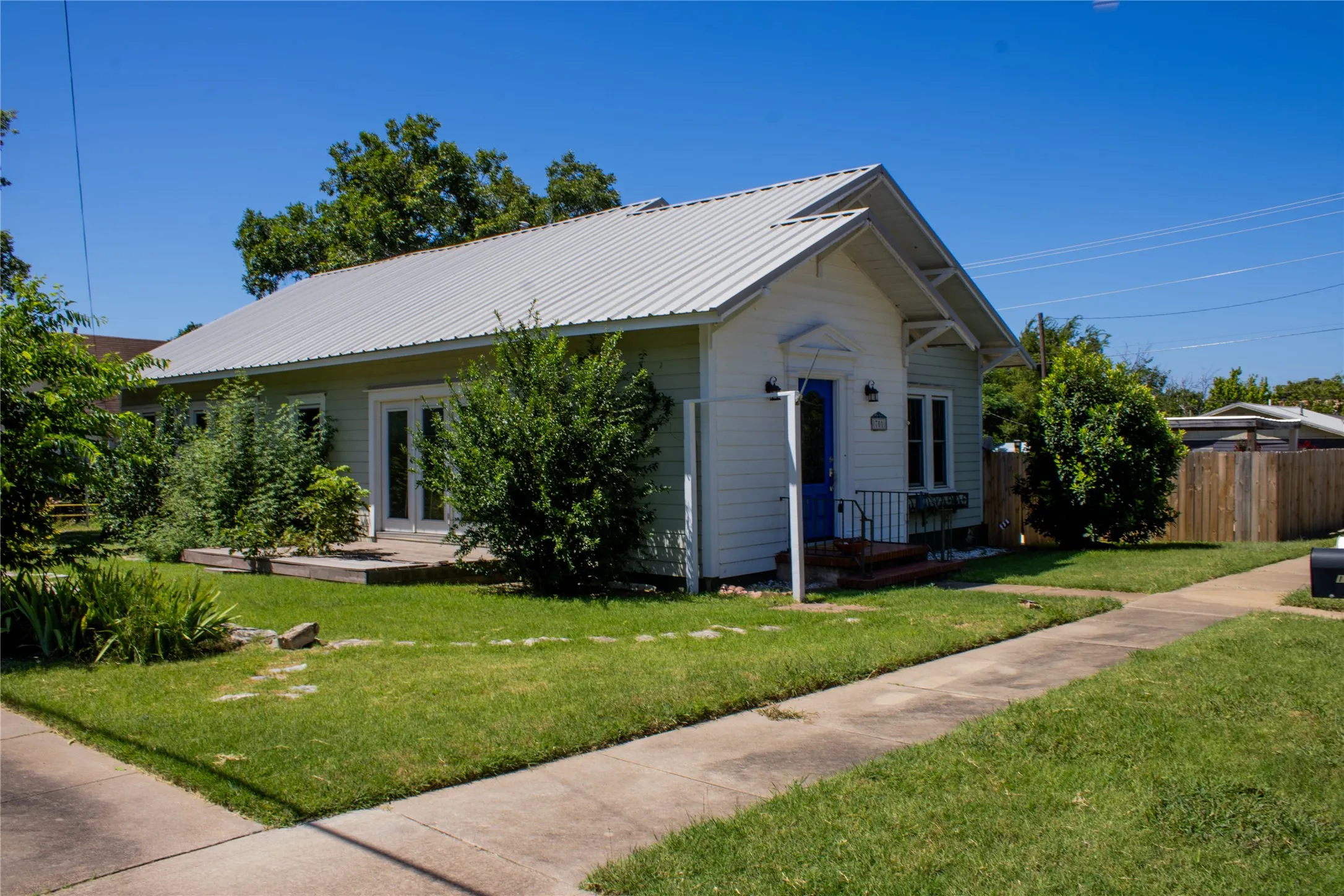 Single Family Residence For Sale in Mills County , 701 4th Street, Goldthwaite, Texas 76844, 5 Bedroom, 4 Bathroom, 1 Garage spaces, 3,204 Sqft, built in 1925, Price $394,999, mls#21249612, Real Estate Agent in Goldthwaite, Homes For Sale in Mills county, Homes For Sale in Goldthwaite, Realtor in Goldthwaite Texas, Real Estate Brokerage Independent Realty Texas, Luminita Cordes Realtor