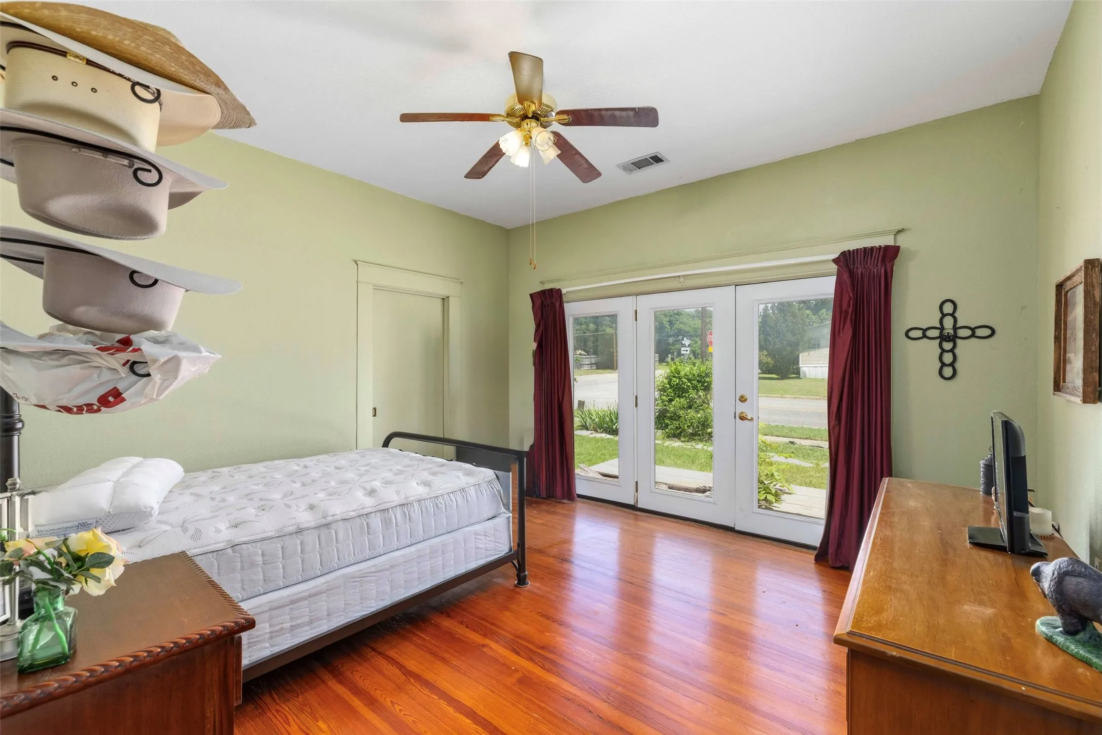 Single Family Residence For Sale in Mills County , 701 4th Street, Goldthwaite, Texas 76844, 5 Bedroom, 4 Bathroom, 1 Garage spaces, 3,204 Sqft, built in 1925, Price $394,999, mls#21249612, Real Estate Agent in Goldthwaite, Homes For Sale in Mills county, Homes For Sale in Goldthwaite, Realtor in Goldthwaite Texas, Real Estate Brokerage Independent Realty Texas, Luminita Cordes Realtor