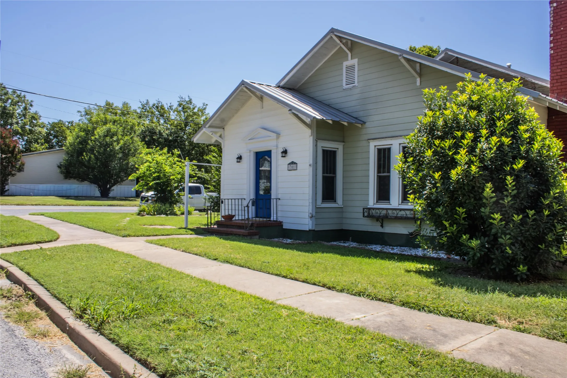 Single Family Residence For Sale in Mills County , 701 4th Street, Goldthwaite, Texas 76844, 5 Bedroom, 4 Bathroom, 1 Garage spaces, 3,204 Sqft, built in 1925, Price $394,999, mls#21249612, Real Estate Agent in Goldthwaite, Homes For Sale in Mills county, Homes For Sale in Goldthwaite, Realtor in Goldthwaite Texas, Real Estate Brokerage Independent Realty Texas, Luminita Cordes Realtor