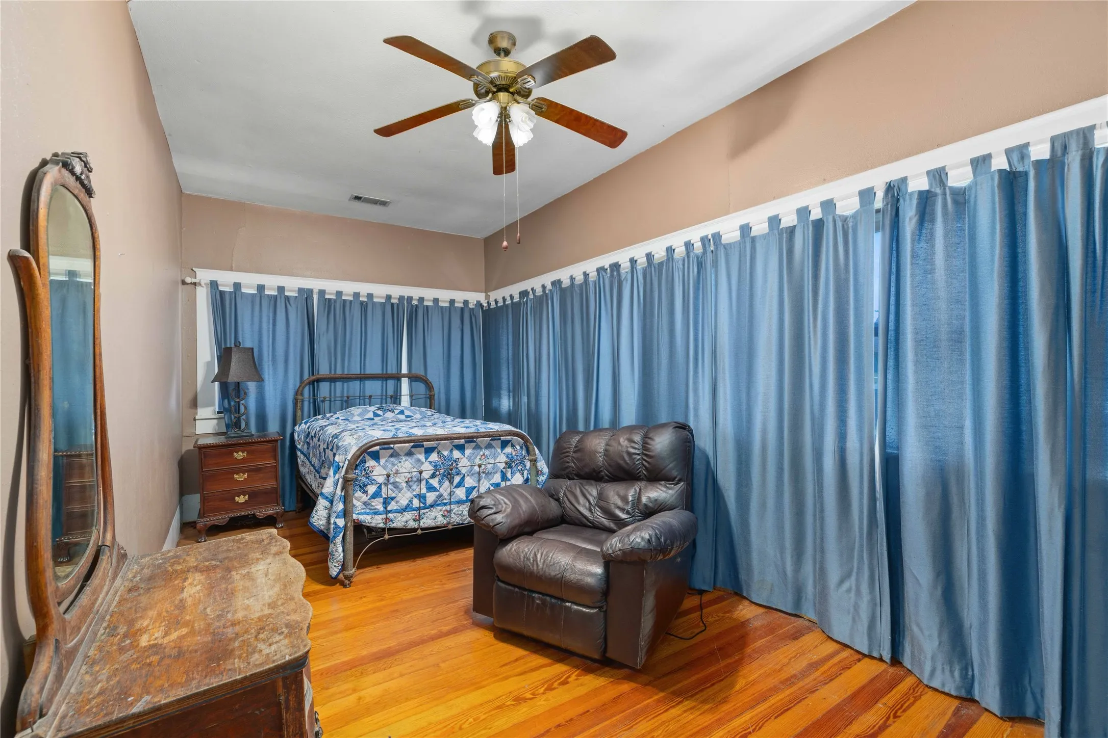 Single Family Residence For Sale in Mills County , 701 4th Street, Goldthwaite, Texas 76844, 5 Bedroom, 4 Bathroom, 1 Garage spaces, 3,204 Sqft, built in 1925, Price $394,999, mls#21249612, Real Estate Agent in Goldthwaite, Homes For Sale in Mills county, Homes For Sale in Goldthwaite, Realtor in Goldthwaite Texas, Real Estate Brokerage Independent Realty Texas, Luminita Cordes Realtor