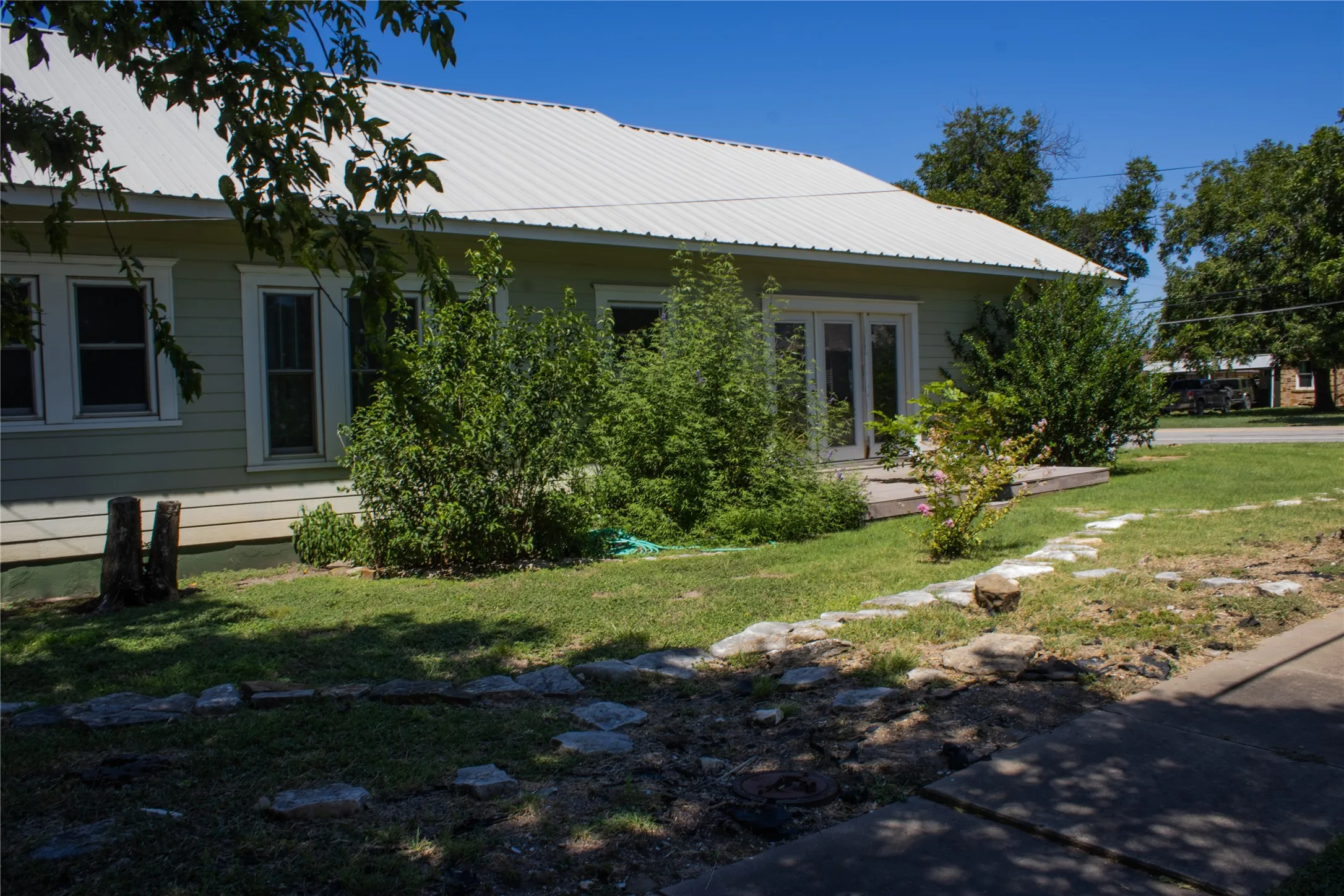 Single Family Residence For Sale in Mills County , 701 4th Street, Goldthwaite, Texas 76844, 5 Bedroom, 4 Bathroom, 1 Garage spaces, 3,204 Sqft, built in 1925, Price $394,999, mls#21249612, Real Estate Agent in Goldthwaite, Homes For Sale in Mills county, Homes For Sale in Goldthwaite, Realtor in Goldthwaite Texas, Real Estate Brokerage Independent Realty Texas, Luminita Cordes Realtor