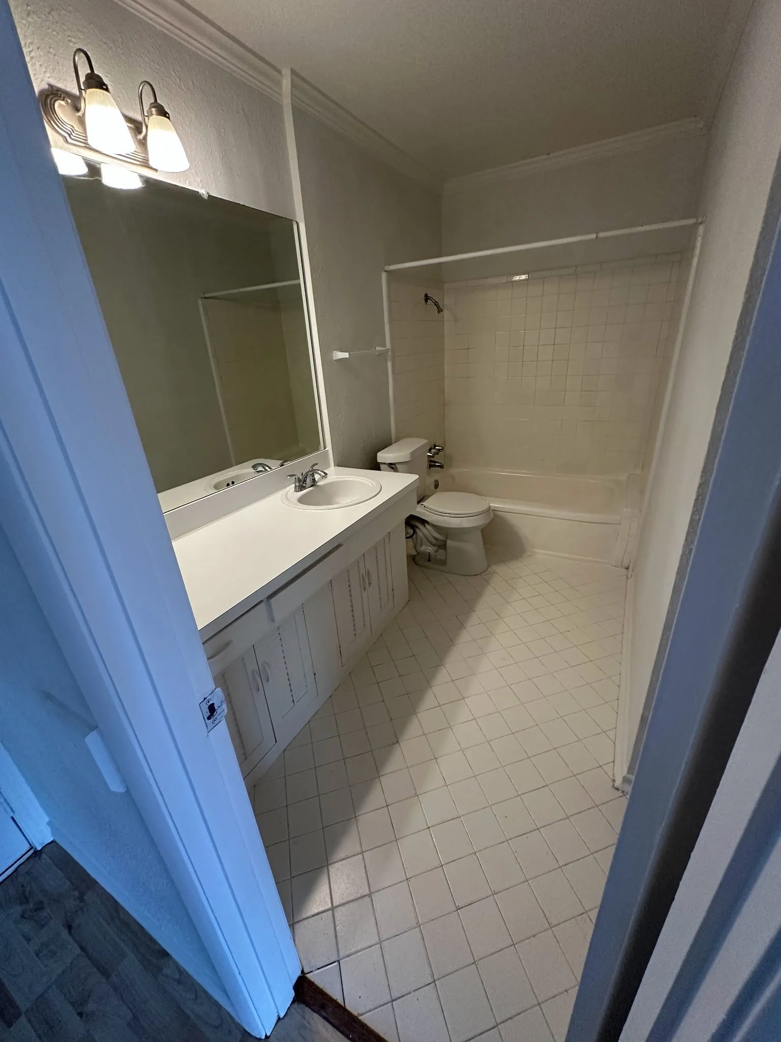Apartment For Rent in Dallas County , 4115 Douglas Avenue 203, Dallas, Texas 75219, 1 Bedroom, 1 Bathroom, Garage spaces, 633 Sqft, built in 1950, Price $1,100, mls#21253785, Real Estate Agent in Dallas, Homes For Rent in Dallas county, Homes For Rent in Dallas, Realtor in Dallas Texas, Real Estate Brokerage Independent Realty Texas, Luminita Cordes Realtor