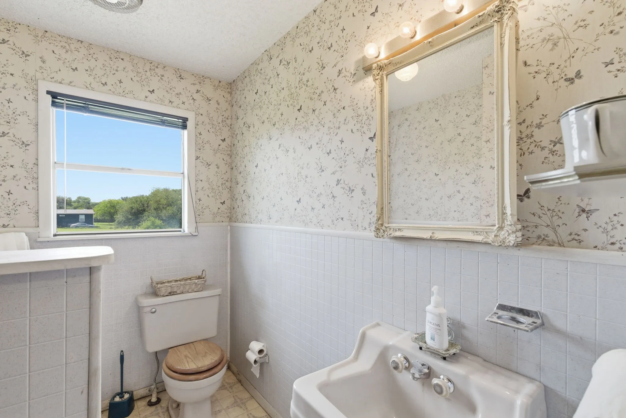 Single Family Residence For Sale in Tarrant County , 7485 Portwood Road, Azle, Texas 76020, 5 Bedroom, 3 Bathroom, 2 Garage spaces, 2,128 Sqft, built in 1972, Preowned, mls#21254291, Real Estate Agent in Azle, Homes For Sale in Tarrant county, Homes For Sale in Azle, Realtor in Azle Texas, Real Estate Brokerage Independent Realty Texas, Luminita Cordes Realtor