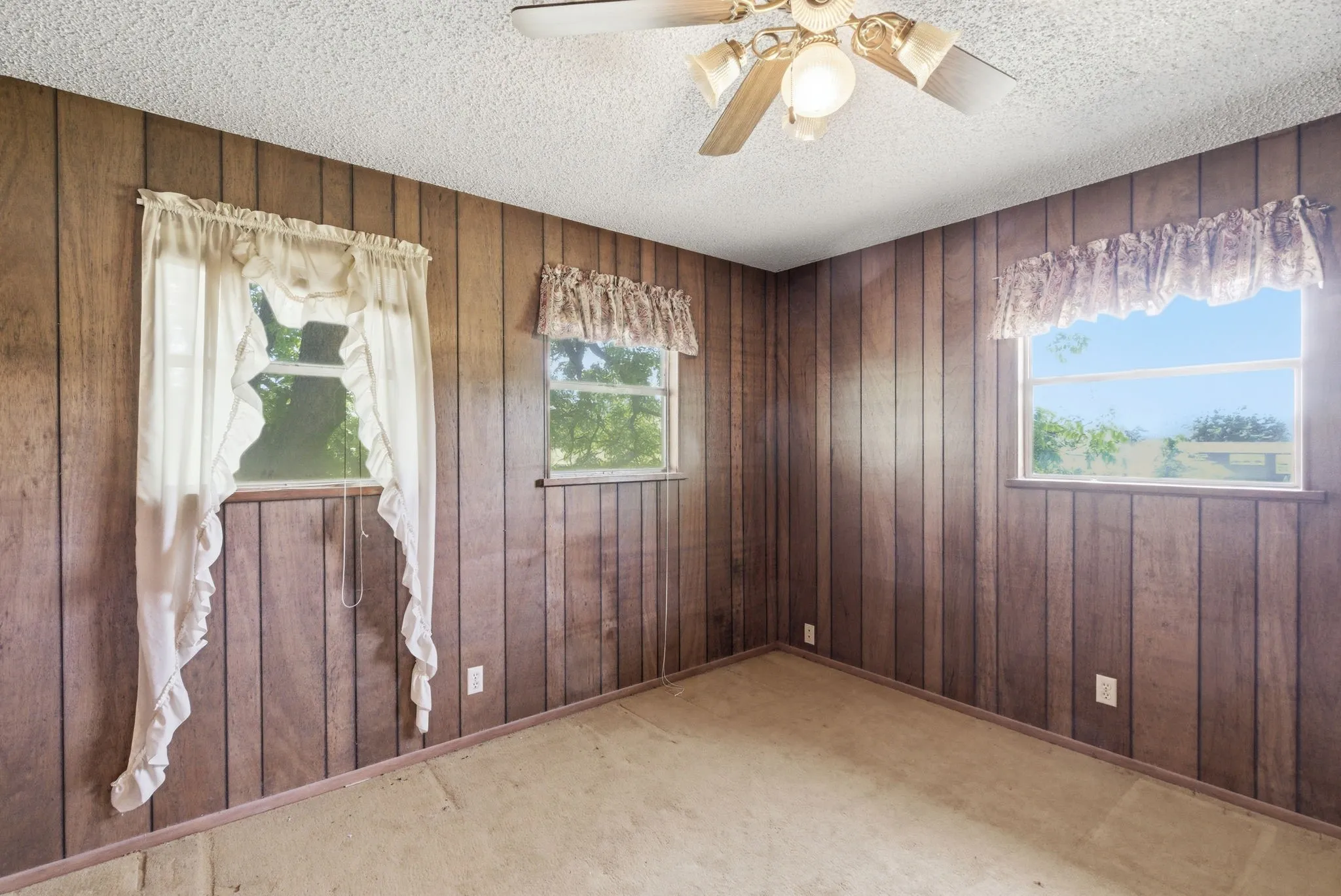Single Family Residence For Sale in Tarrant County , 7485 Portwood Road, Azle, Texas 76020, 5 Bedroom, 3 Bathroom, 2 Garage spaces, 2,128 Sqft, built in 1972, Preowned, mls#21254291, Real Estate Agent in Azle, Homes For Sale in Tarrant county, Homes For Sale in Azle, Realtor in Azle Texas, Real Estate Brokerage Independent Realty Texas, Luminita Cordes Realtor