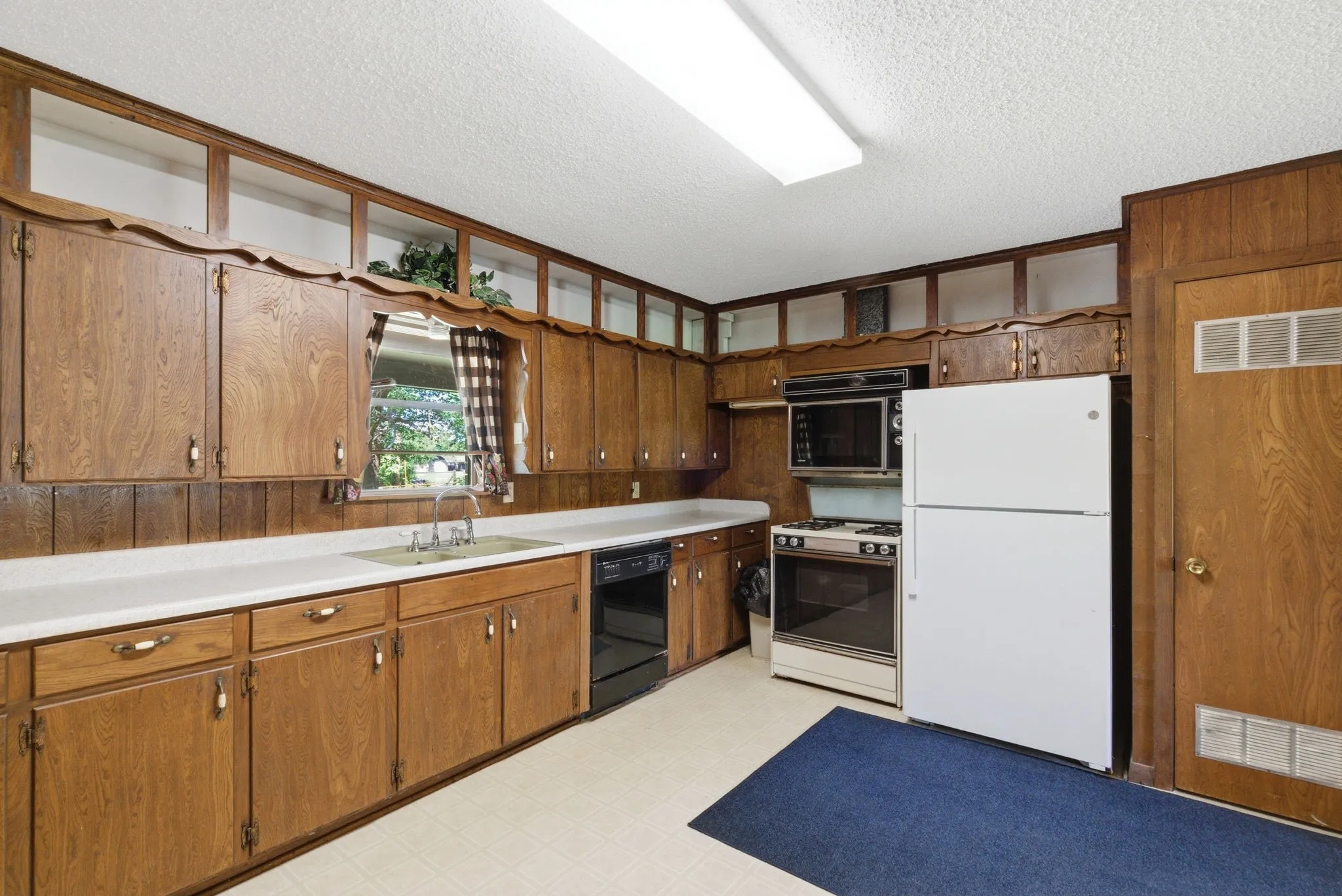 Single Family Residence For Sale in Tarrant County , 7485 Portwood Road, Azle, Texas 76020, 5 Bedroom, 3 Bathroom, 2 Garage spaces, 2,128 Sqft, built in 1972, Preowned, mls#21254291, Real Estate Agent in Azle, Homes For Sale in Tarrant county, Homes For Sale in Azle, Realtor in Azle Texas, Real Estate Brokerage Independent Realty Texas, Luminita Cordes Realtor