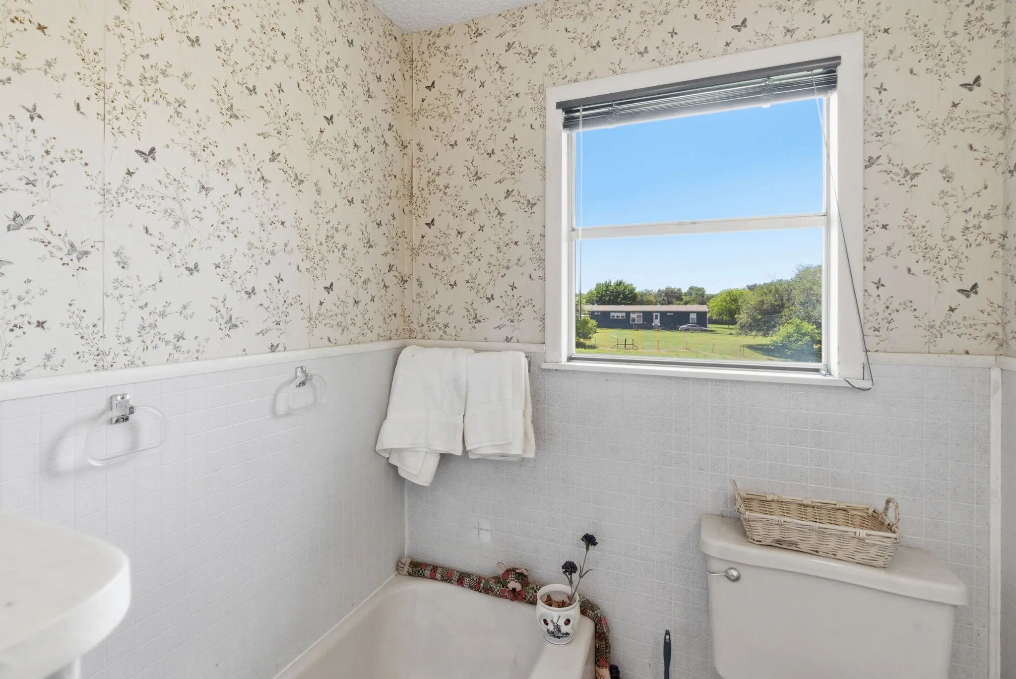Single Family Residence For Sale in Tarrant County , 7485 Portwood Road, Azle, Texas 76020, 5 Bedroom, 3 Bathroom, 2 Garage spaces, 2,128 Sqft, built in 1972, Preowned, mls#21254291, Real Estate Agent in Azle, Homes For Sale in Tarrant county, Homes For Sale in Azle, Realtor in Azle Texas, Real Estate Brokerage Independent Realty Texas, Luminita Cordes Realtor