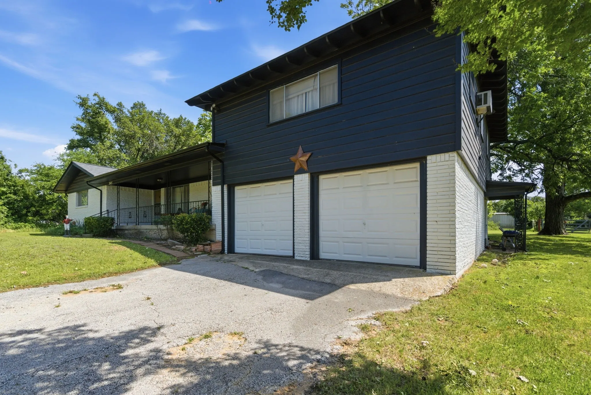 Single Family Residence For Sale in Tarrant County , 7485 Portwood Road, Azle, Texas 76020, 5 Bedroom, 3 Bathroom, 2 Garage spaces, 2,128 Sqft, built in 1972, Preowned, mls#21254291, Real Estate Agent in Azle, Homes For Sale in Tarrant county, Homes For Sale in Azle, Realtor in Azle Texas, Real Estate Brokerage Independent Realty Texas, Luminita Cordes Realtor