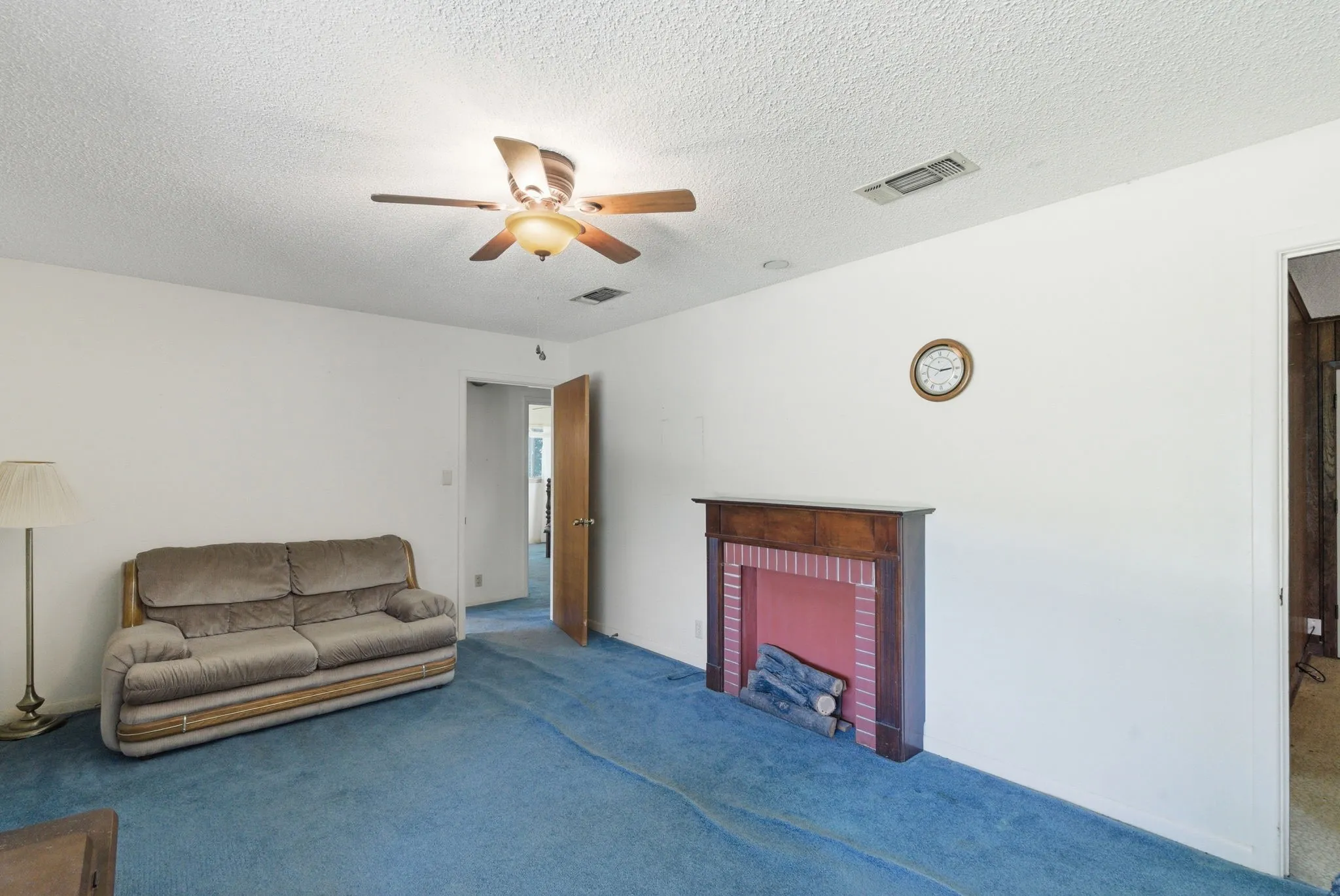 Single Family Residence For Sale in Tarrant County , 7485 Portwood Road, Azle, Texas 76020, 5 Bedroom, 3 Bathroom, 2 Garage spaces, 2,128 Sqft, built in 1972, Preowned, mls#21254291, Real Estate Agent in Azle, Homes For Sale in Tarrant county, Homes For Sale in Azle, Realtor in Azle Texas, Real Estate Brokerage Independent Realty Texas, Luminita Cordes Realtor
