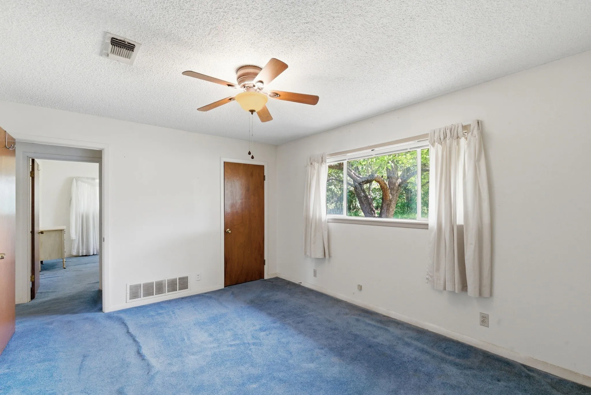 Single Family Residence For Sale in Tarrant County , 7485 Portwood Road, Azle, Texas 76020, 5 Bedroom, 3 Bathroom, 2 Garage spaces, 2,128 Sqft, built in 1972, Preowned, mls#21254291, Real Estate Agent in Azle, Homes For Sale in Tarrant county, Homes For Sale in Azle, Realtor in Azle Texas, Real Estate Brokerage Independent Realty Texas, Luminita Cordes Realtor
