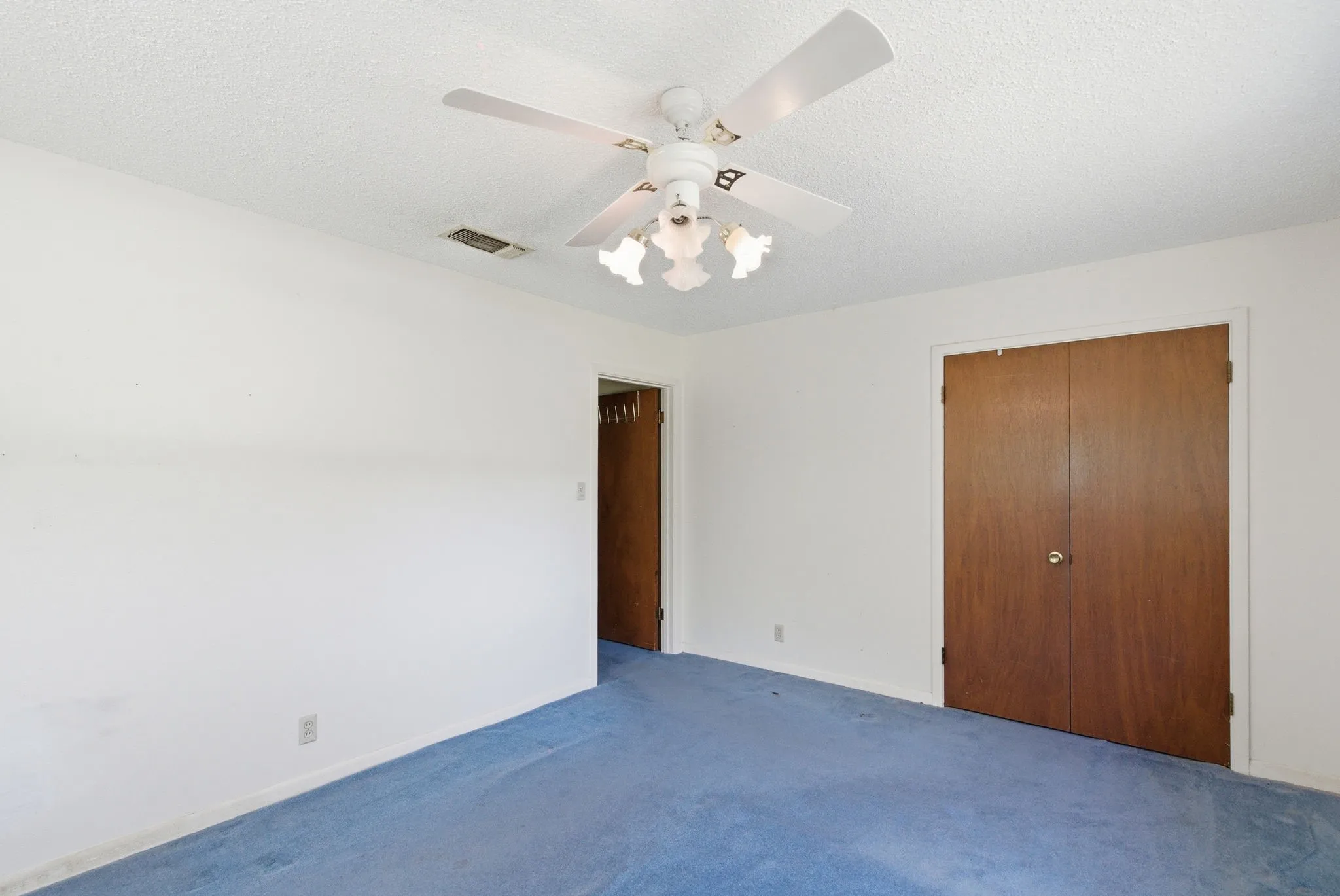 Single Family Residence For Sale in Tarrant County , 7485 Portwood Road, Azle, Texas 76020, 5 Bedroom, 3 Bathroom, 2 Garage spaces, 2,128 Sqft, built in 1972, Preowned, mls#21254291, Real Estate Agent in Azle, Homes For Sale in Tarrant county, Homes For Sale in Azle, Realtor in Azle Texas, Real Estate Brokerage Independent Realty Texas, Luminita Cordes Realtor