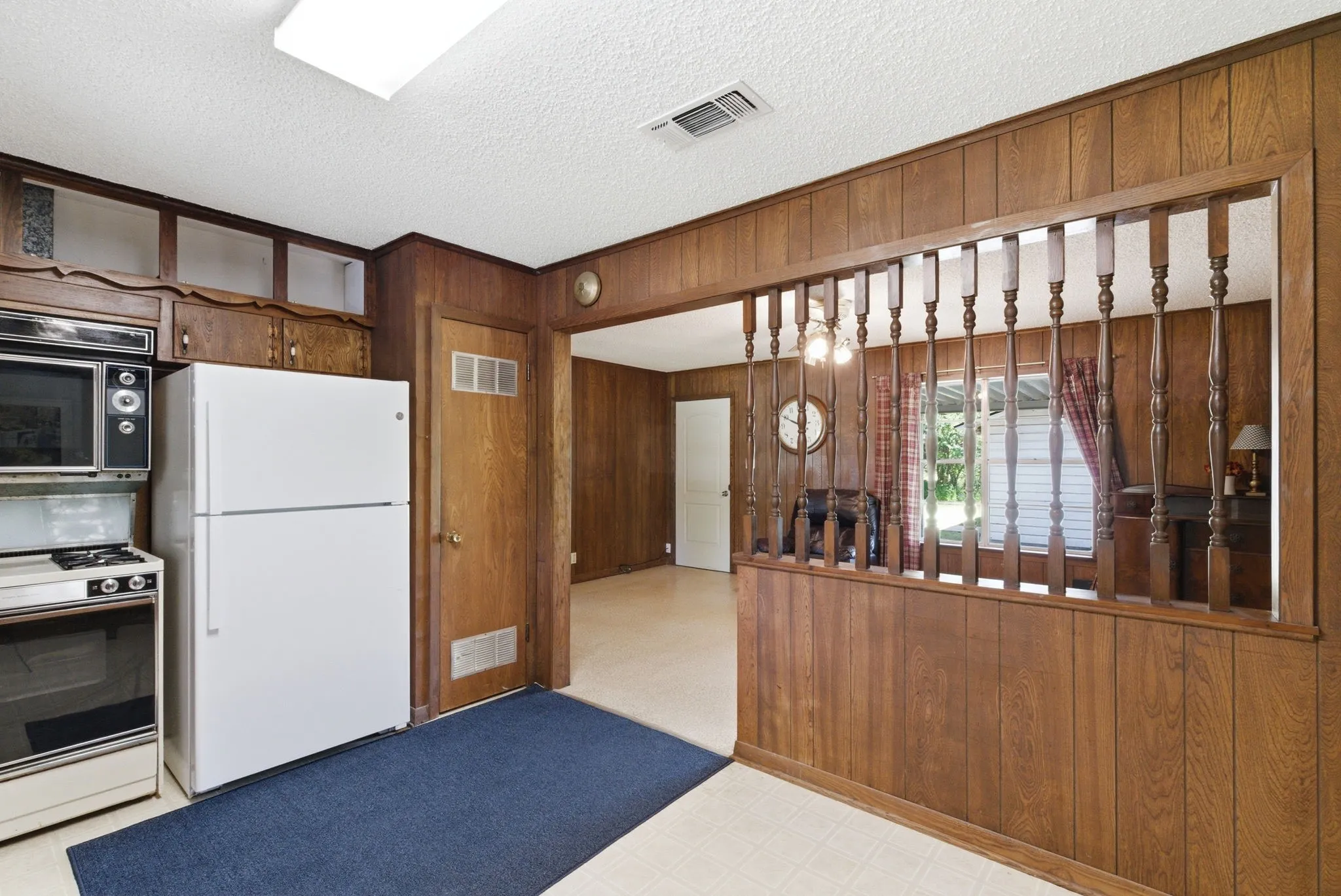 Single Family Residence For Sale in Tarrant County , 7485 Portwood Road, Azle, Texas 76020, 5 Bedroom, 3 Bathroom, 2 Garage spaces, 2,128 Sqft, built in 1972, Preowned, mls#21254291, Real Estate Agent in Azle, Homes For Sale in Tarrant county, Homes For Sale in Azle, Realtor in Azle Texas, Real Estate Brokerage Independent Realty Texas, Luminita Cordes Realtor