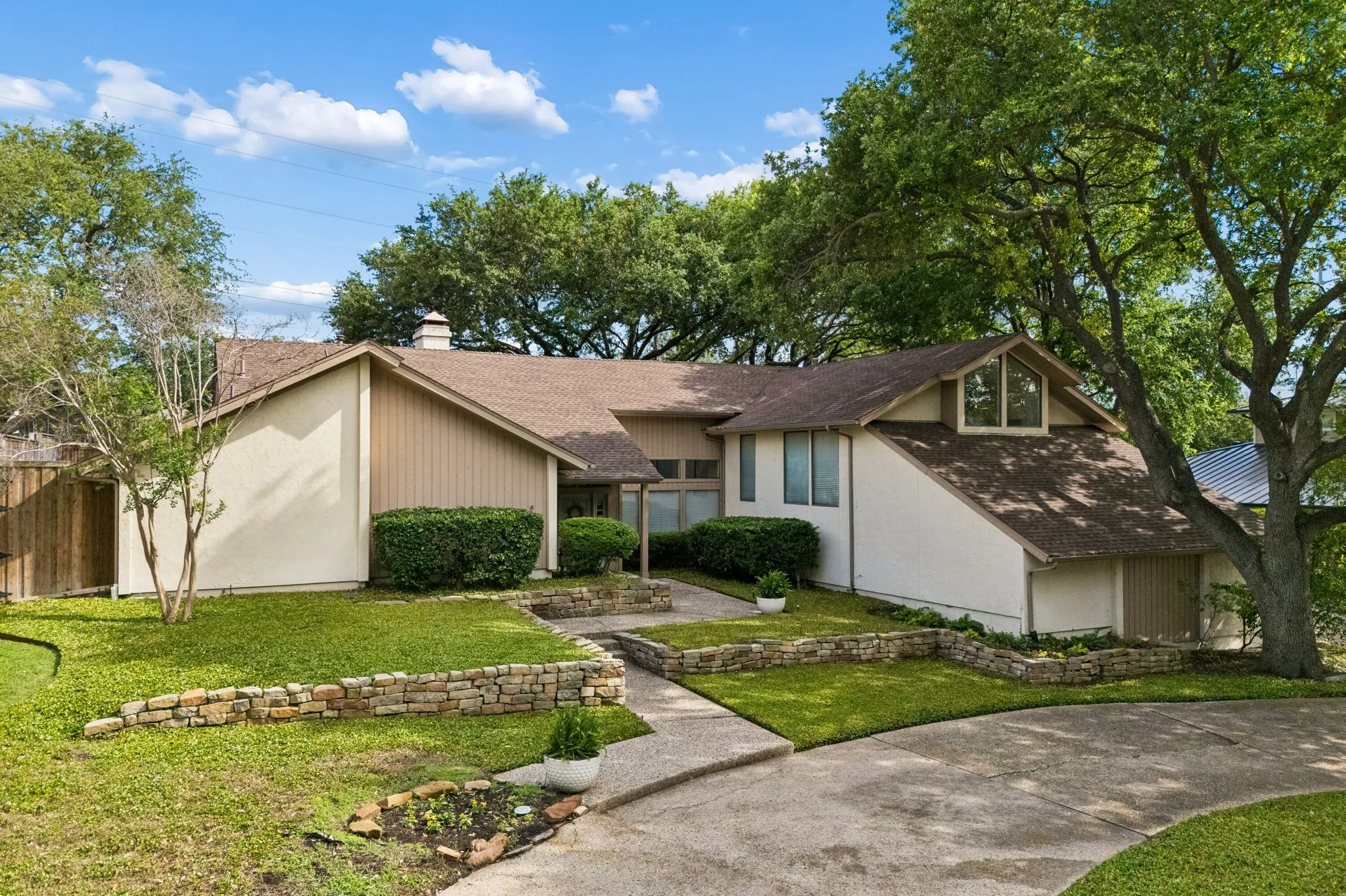 Single Family Residence For Sale in Dallas County , 9530 Moss Haven Drive, Dallas, Texas 75231, 5 Bedrooms, 7 Bathrooms, 3 Garage spaces, 3,914 Sqft, built in 1980, Preowned, Price $1,175,000, mls#21253663, Real Estate Agent in Dallas, Homes For Sale in Dallas county, Homes For Sale in Dallas, Realtor in Dallas Texas, Real Estate Brokerage Independent Realty Texas, Luminita Cordes Realtor