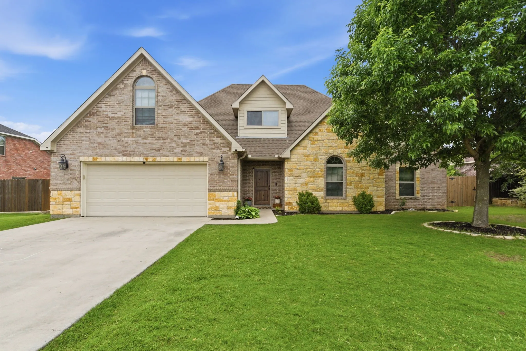 Single Family Residence For Sale in Erath County , 1700 Elk Run, Stephenville, Texas 76401, 4 Bedroom, 3 Bathroom, 2 Garage spaces, 2,711 Sqft, built in 2014, mls#21254421, Real Estate Agent in Stephenville, Homes For Sale in Erath county, Homes For Sale in Stephenville, Realtor in Stephenville Texas, Real Estate Brokerage Independent Realty Texas, Luminita Cordes Realtor