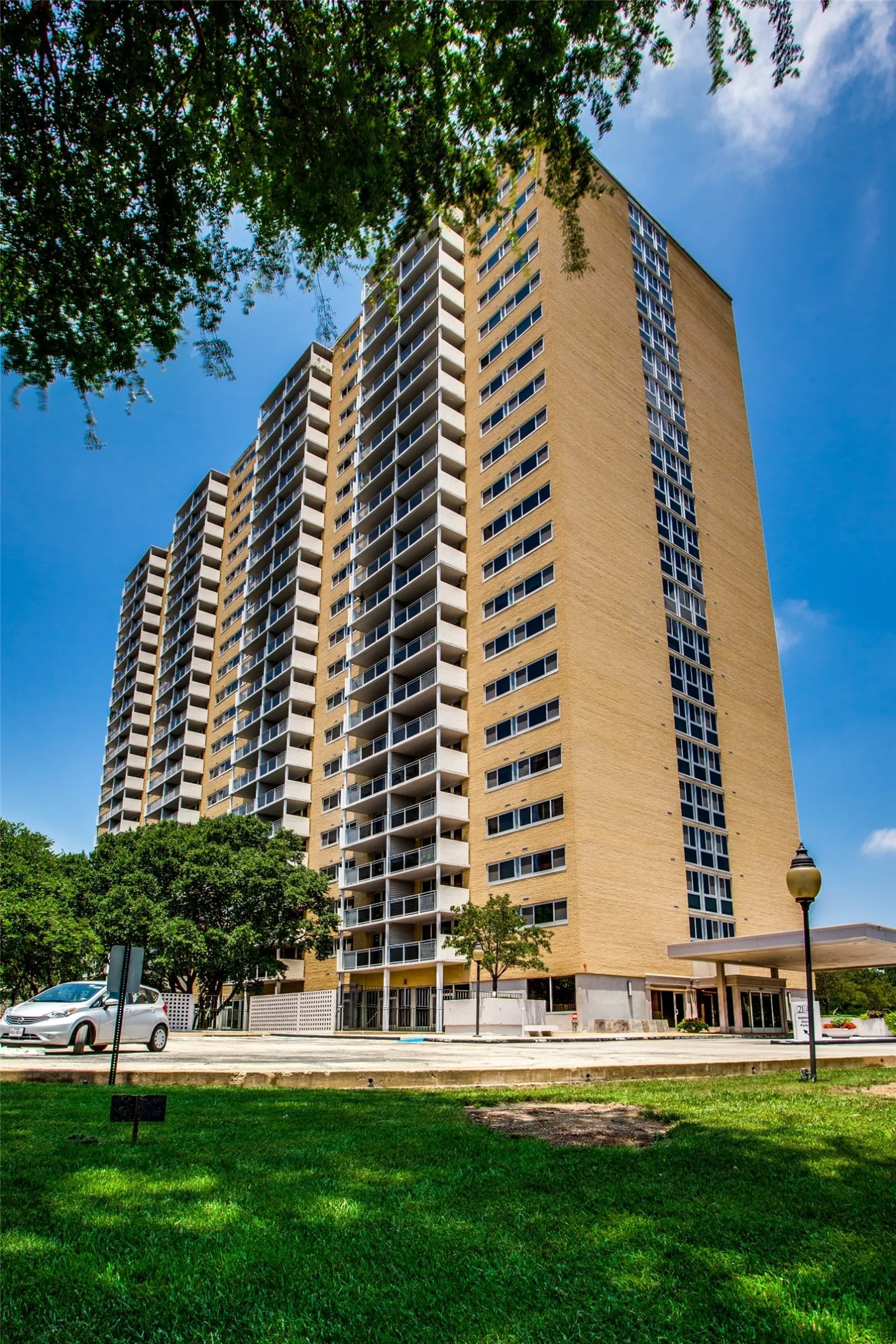 Condominium For Rent in Dallas County , 3883 Turtle Creek Boulevard 1509, Dallas, Texas 75219, 2 Bedroom, 2 Bathroom, 2 Garage spaces, 1,559 Sqft, built in 1963, mls#21254710, Real Estate Agent in Dallas, Homes For Rent in Dallas county, Homes For Rent in Dallas, Realtor in Dallas Texas, Real Estate Brokerage Independent Realty Texas, Luminita Cordes Realtor