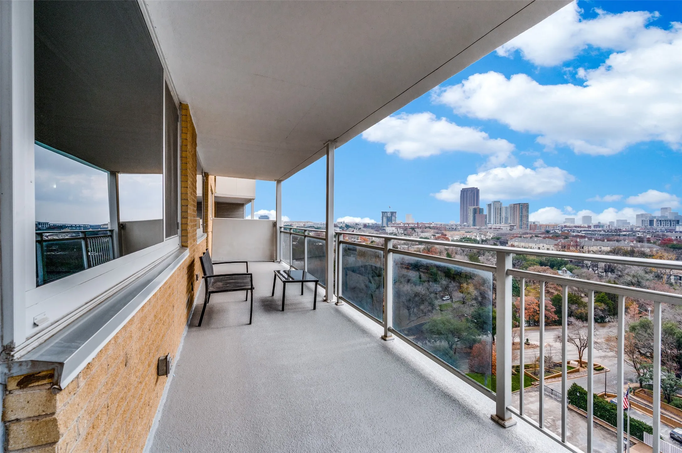 Oversized Balcony-Downtown views