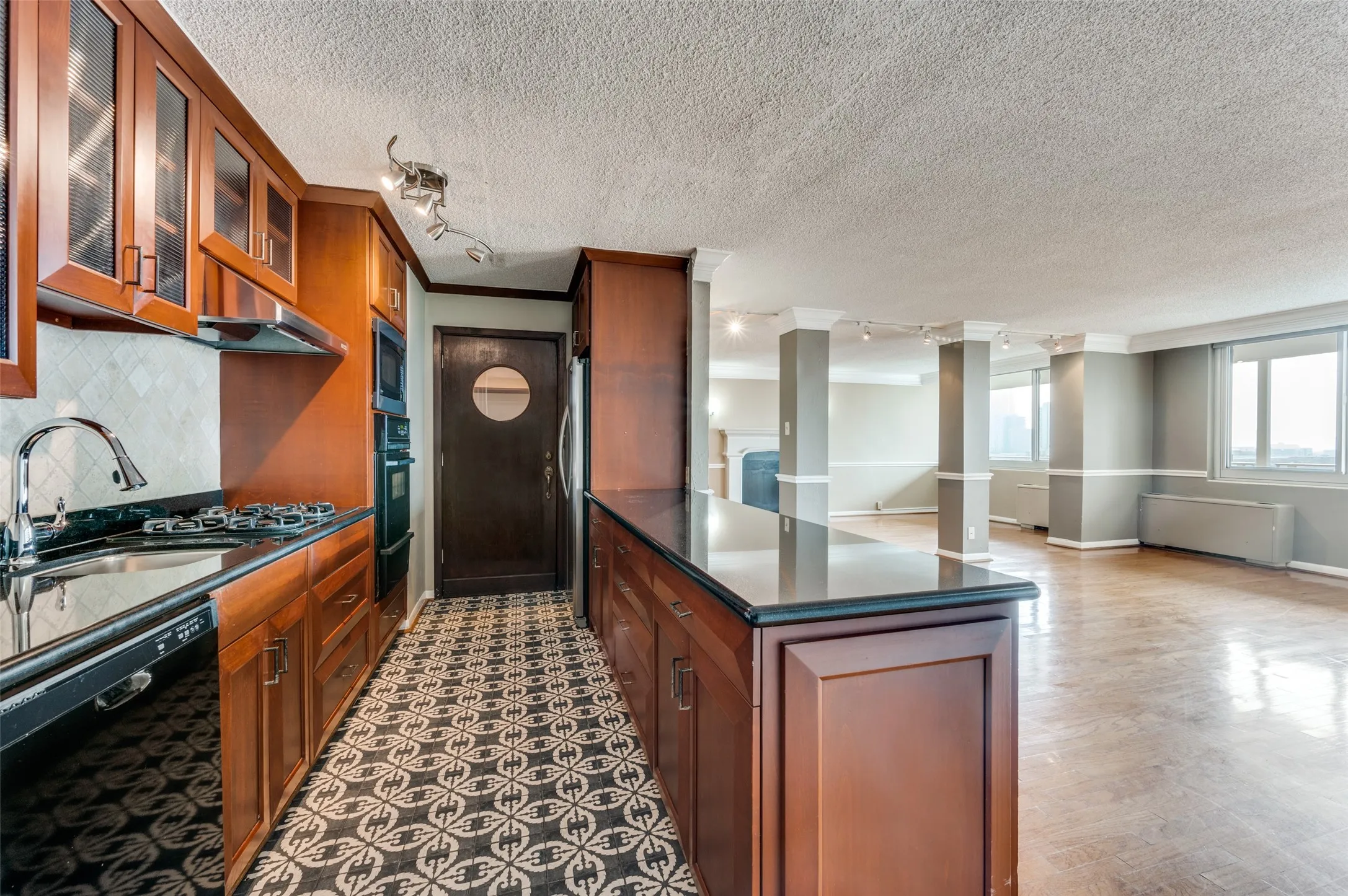 Kitchen & Pantry
