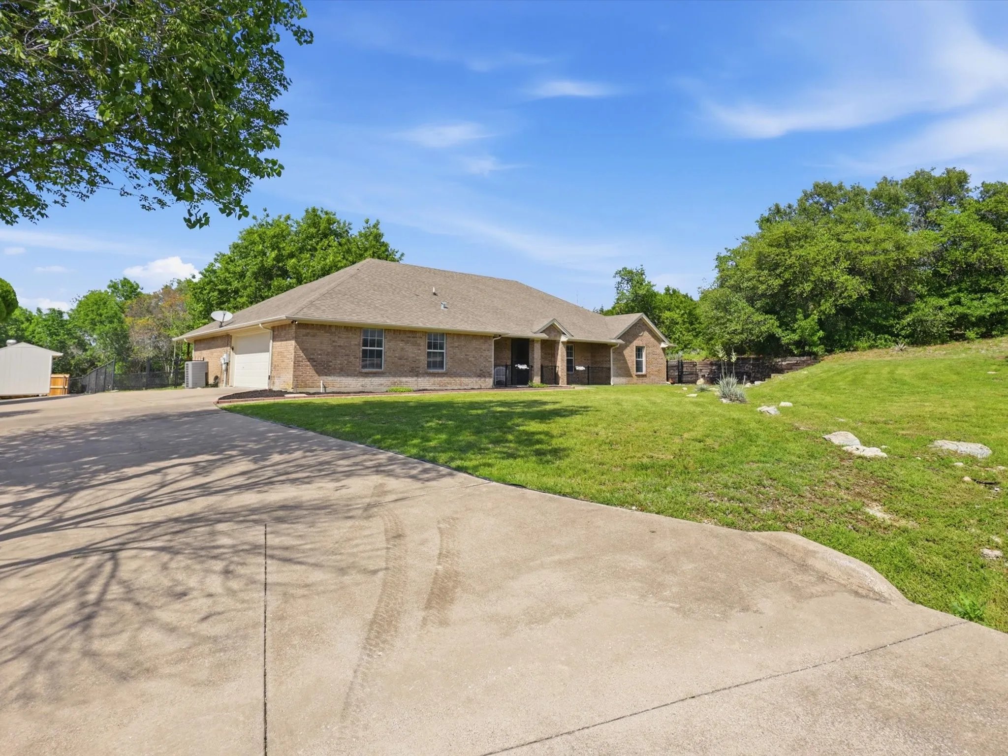 Single Family Residence For Sale in Tarrant County , 6600 Silver Oak Lane, Fort Worth, Texas 76135, 4 Bedroom, 3 Bathroom, 2 Garage spaces, 2,486 Sqft, built in 2003, Preowned, mls#21254039, Real Estate Agent in Fort Worth, Homes For Sale in Tarrant county, Homes For Sale in Fort Worth, Realtor in Fort Worth Texas, Real Estate Brokerage Independent Realty Texas, Luminita Cordes Realtor