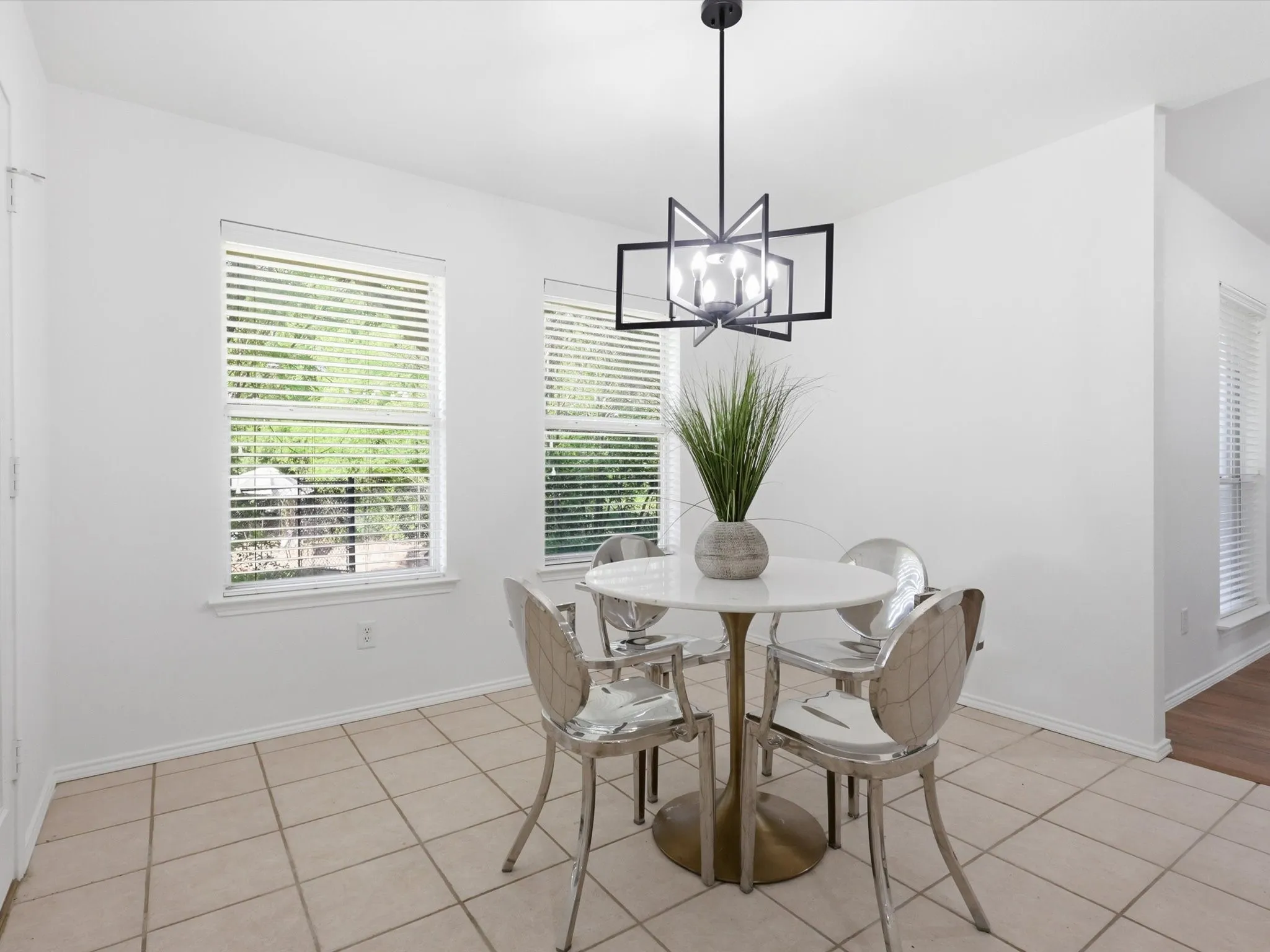 Single Family Residence For Sale in Tarrant County , 6600 Silver Oak Lane, Fort Worth, Texas 76135, 4 Bedroom, 3 Bathroom, 2 Garage spaces, 2,486 Sqft, built in 2003, Preowned, mls#21254039, Real Estate Agent in Fort Worth, Homes For Sale in Tarrant county, Homes For Sale in Fort Worth, Realtor in Fort Worth Texas, Real Estate Brokerage Independent Realty Texas, Luminita Cordes Realtor
