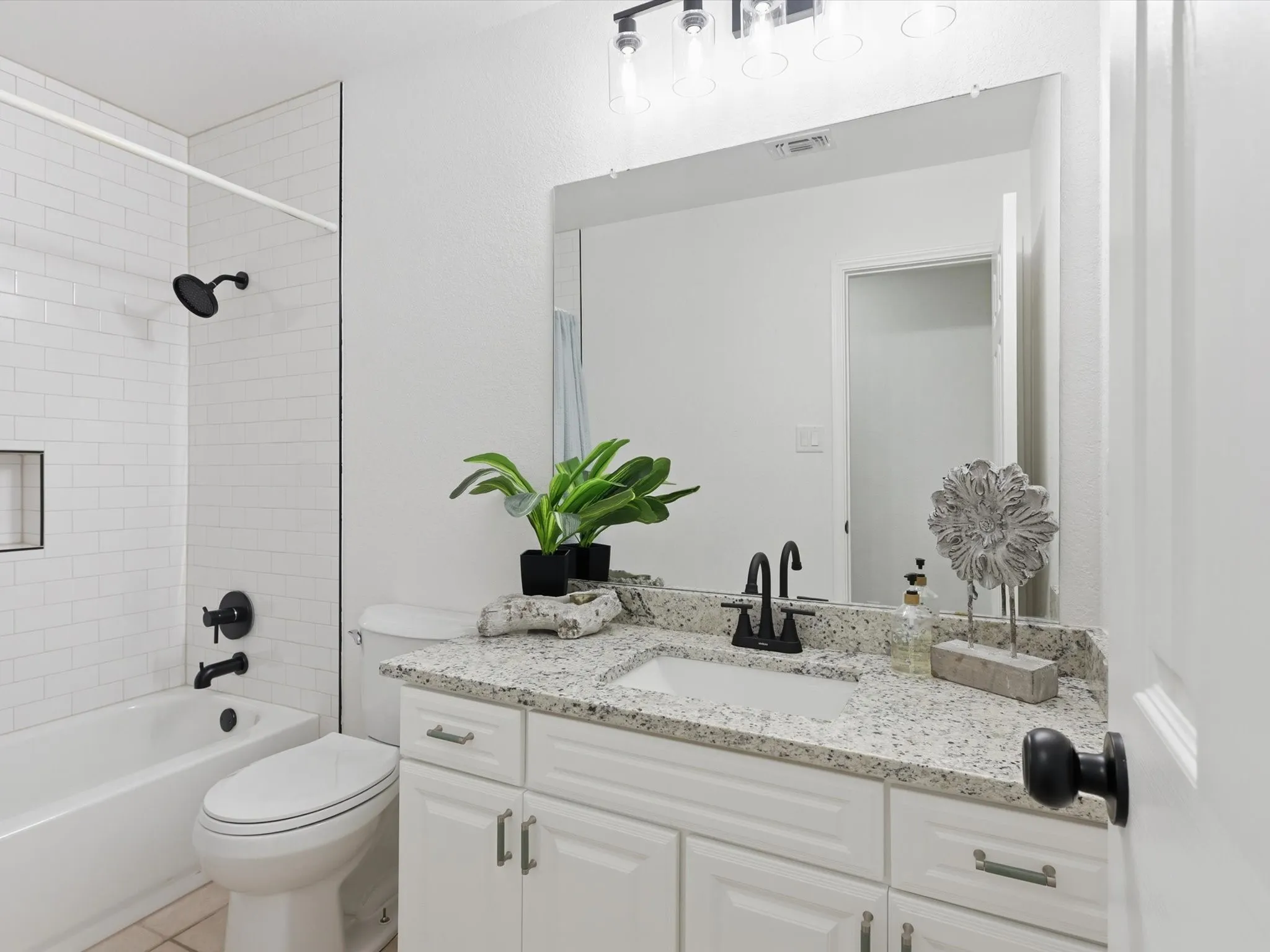 Single Family Residence For Sale in Tarrant County , 6600 Silver Oak Lane, Fort Worth, Texas 76135, 4 Bedroom, 3 Bathroom, 2 Garage spaces, 2,486 Sqft, built in 2003, Preowned, mls#21254039, Real Estate Agent in Fort Worth, Homes For Sale in Tarrant county, Homes For Sale in Fort Worth, Realtor in Fort Worth Texas, Real Estate Brokerage Independent Realty Texas, Luminita Cordes Realtor