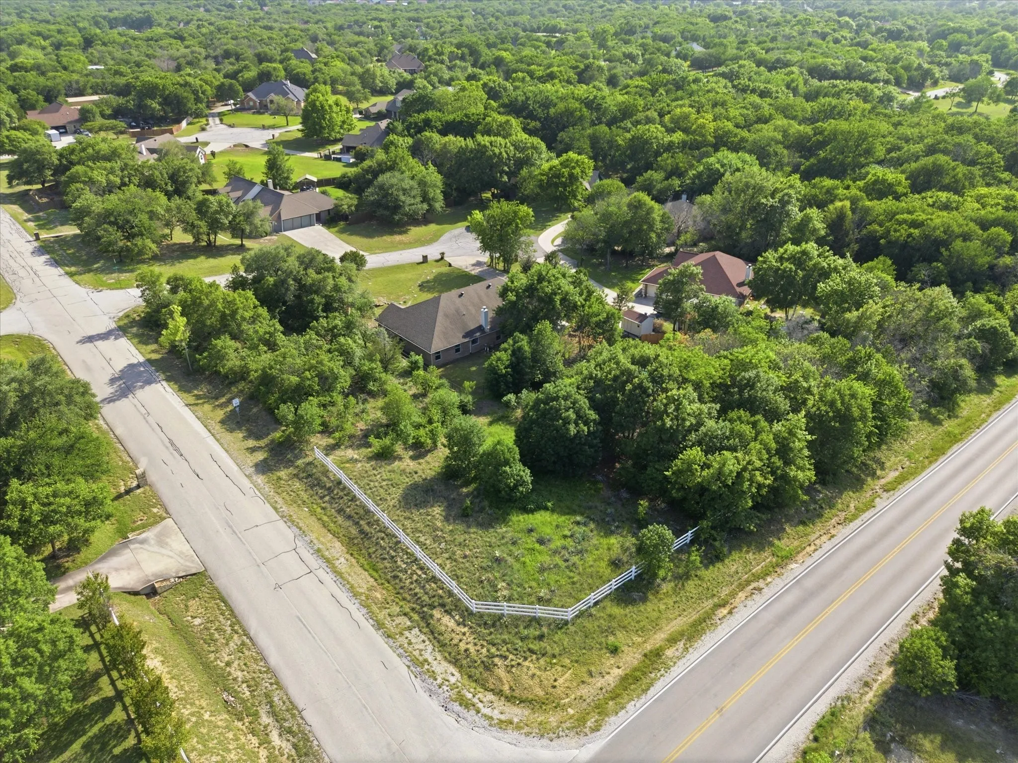 Single Family Residence For Sale in Tarrant County , 6600 Silver Oak Lane, Fort Worth, Texas 76135, 4 Bedroom, 3 Bathroom, 2 Garage spaces, 2,486 Sqft, built in 2003, Preowned, mls#21254039, Real Estate Agent in Fort Worth, Homes For Sale in Tarrant county, Homes For Sale in Fort Worth, Realtor in Fort Worth Texas, Real Estate Brokerage Independent Realty Texas, Luminita Cordes Realtor