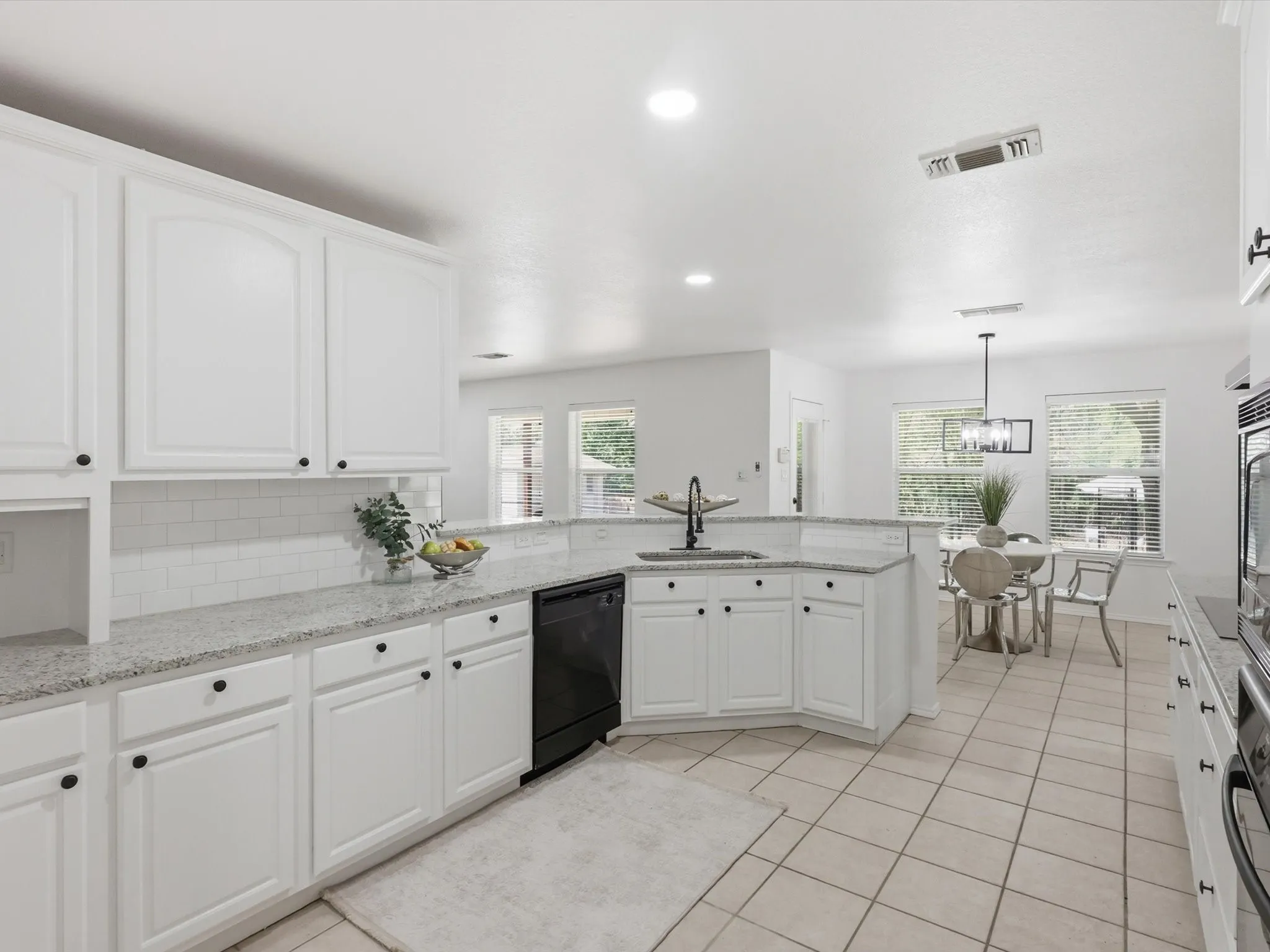 Single Family Residence For Sale in Tarrant County , 6600 Silver Oak Lane, Fort Worth, Texas 76135, 4 Bedroom, 3 Bathroom, 2 Garage spaces, 2,486 Sqft, built in 2003, Preowned, mls#21254039, Real Estate Agent in Fort Worth, Homes For Sale in Tarrant county, Homes For Sale in Fort Worth, Realtor in Fort Worth Texas, Real Estate Brokerage Independent Realty Texas, Luminita Cordes Realtor