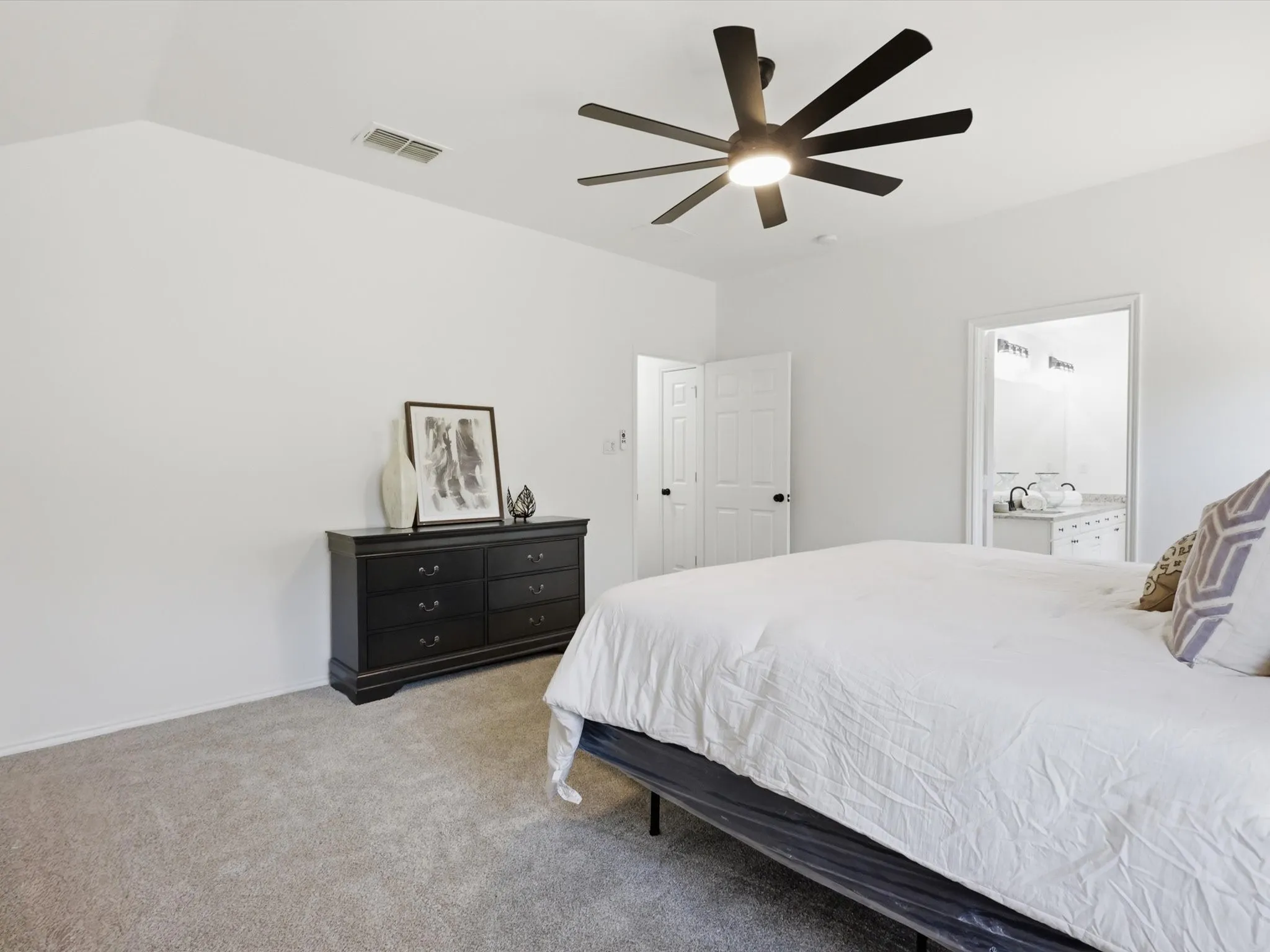 Single Family Residence For Sale in Tarrant County , 6600 Silver Oak Lane, Fort Worth, Texas 76135, 4 Bedroom, 3 Bathroom, 2 Garage spaces, 2,486 Sqft, built in 2003, Preowned, mls#21254039, Real Estate Agent in Fort Worth, Homes For Sale in Tarrant county, Homes For Sale in Fort Worth, Realtor in Fort Worth Texas, Real Estate Brokerage Independent Realty Texas, Luminita Cordes Realtor