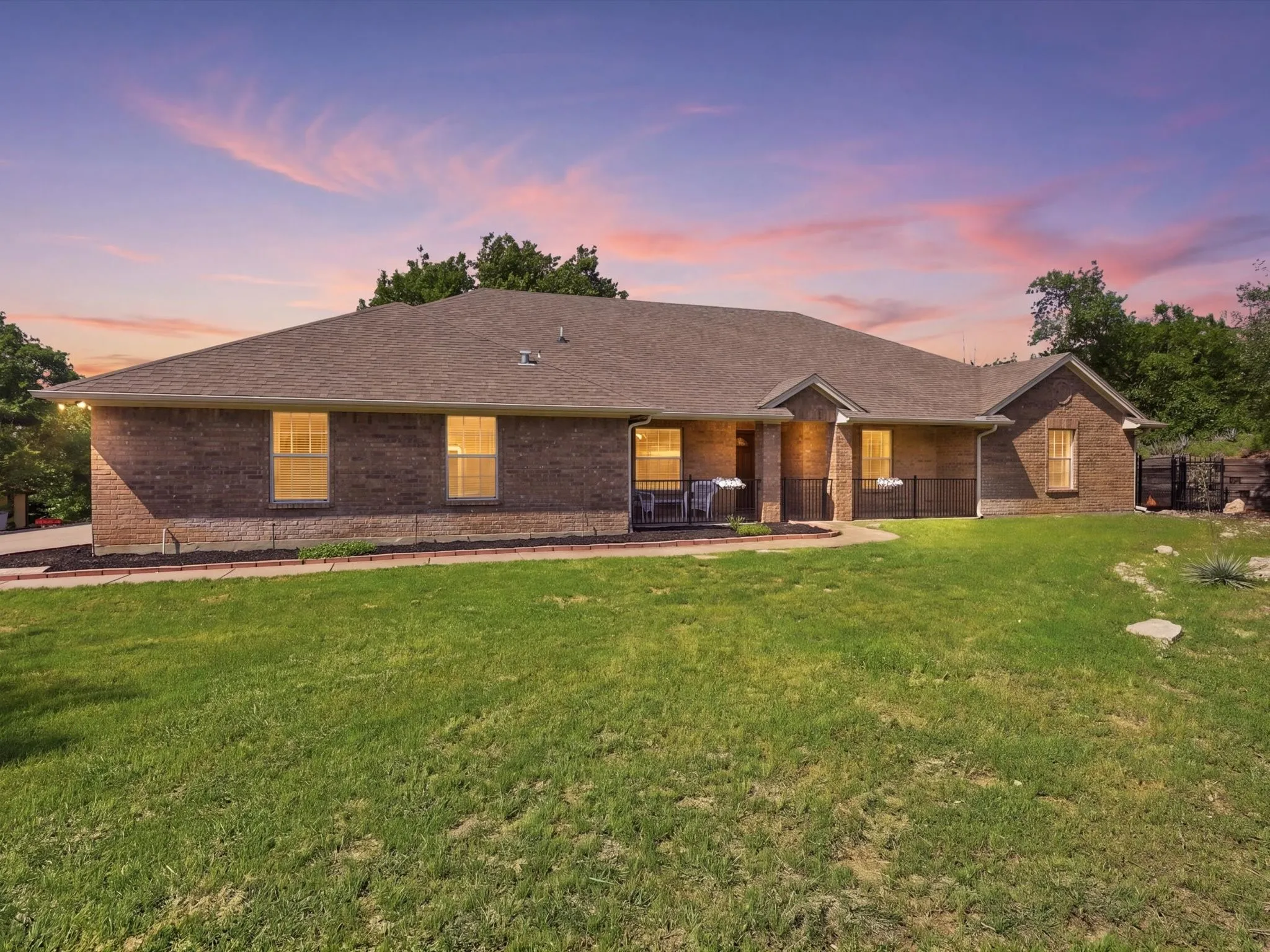 Single Family Residence For Sale in Tarrant County , 6600 Silver Oak Lane, Fort Worth, Texas 76135, 4 Bedroom, 3 Bathroom, 2 Garage spaces, 2,486 Sqft, built in 2003, Preowned, mls#21254039, Real Estate Agent in Fort Worth, Homes For Sale in Tarrant county, Homes For Sale in Fort Worth, Realtor in Fort Worth Texas, Real Estate Brokerage Independent Realty Texas, Luminita Cordes Realtor
