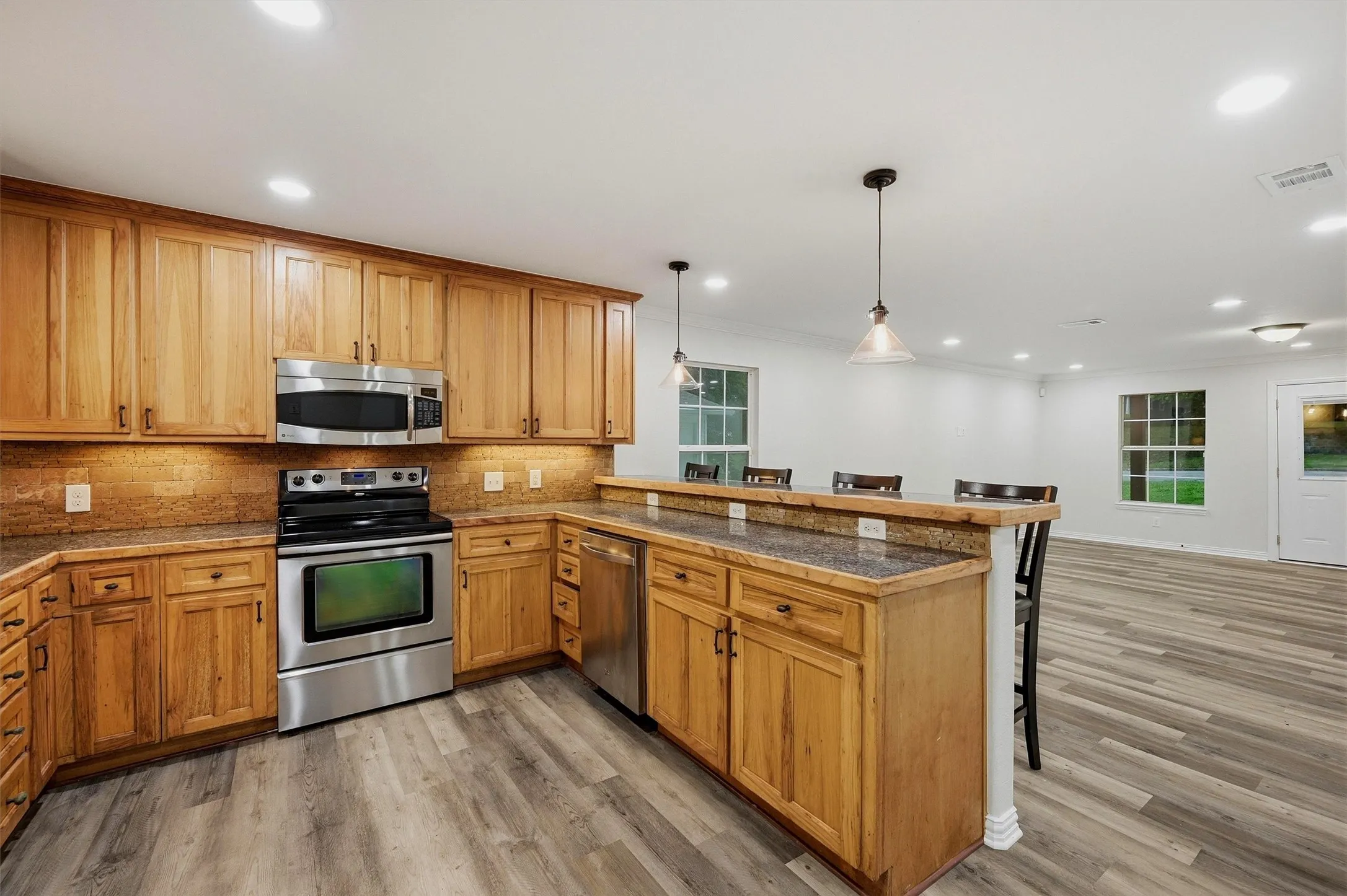 Single Family Residence For Sale in Grayson County , 909 Thatcher Street, Denison, Texas 75020, 2 Bedrooms, 2 Bathrooms, Garage spaces, 1,305 Sqft, built in 1986, Price $180,000, mls#21254332, Real Estate Agent in Denison, Homes For Sale in Grayson county, Homes For Sale in Denison, Realtor in Denison Texas, Real Estate Brokerage Independent Realty Texas, Luminita Cordes Realtor