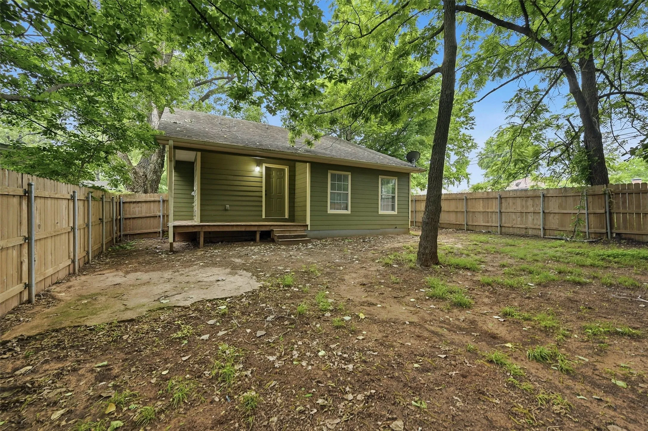 Single Family Residence For Sale in Grayson County , 909 Thatcher Street, Denison, Texas 75020, 2 Bedrooms, 2 Bathrooms, Garage spaces, 1,305 Sqft, built in 1986, Price $180,000, mls#21254332, Real Estate Agent in Denison, Homes For Sale in Grayson county, Homes For Sale in Denison, Realtor in Denison Texas, Real Estate Brokerage Independent Realty Texas, Luminita Cordes Realtor
