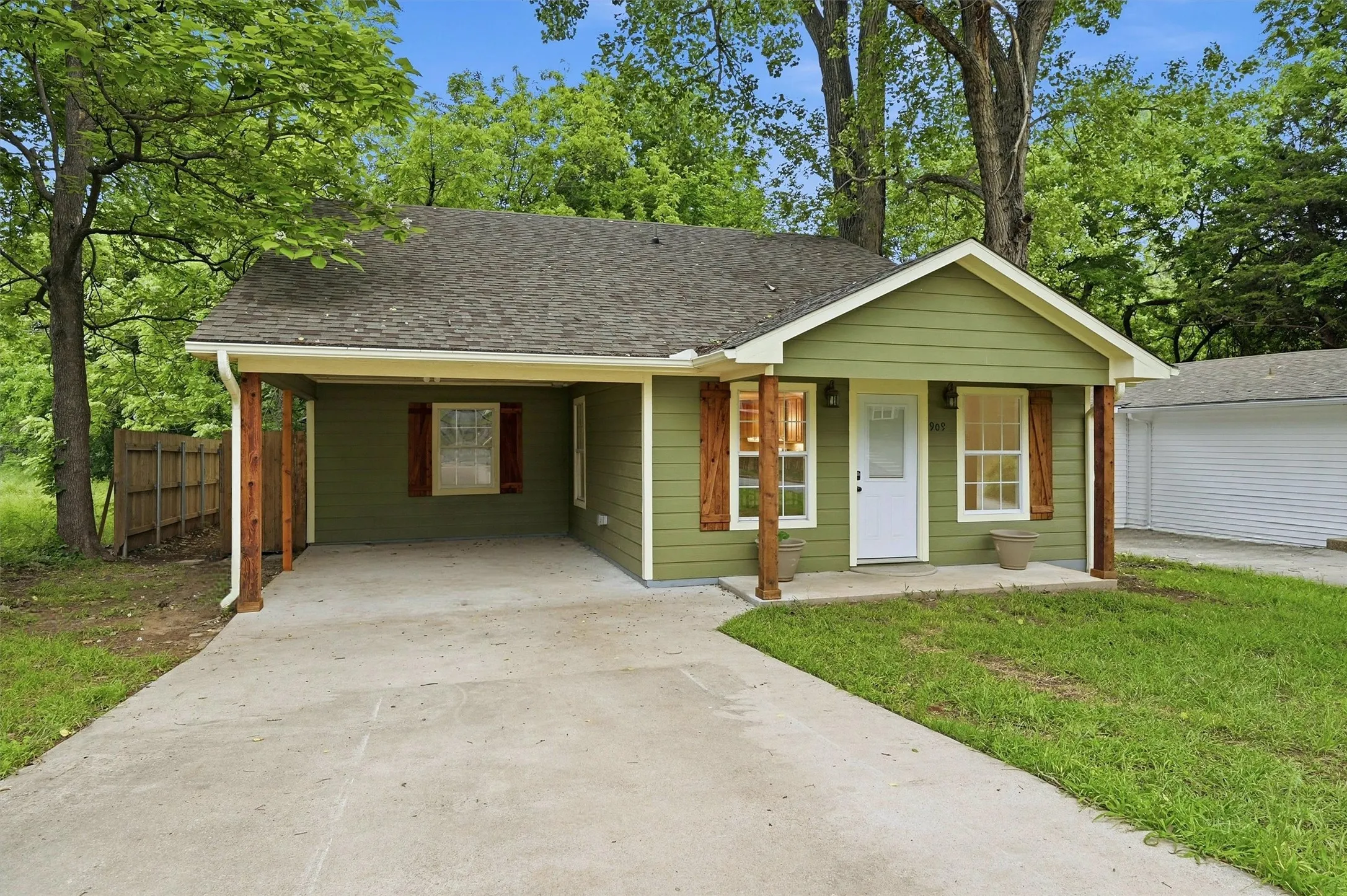 Single Family Residence For Sale in Grayson County , 909 Thatcher Street, Denison, Texas 75020, 2 Bedrooms, 2 Bathrooms, Garage spaces, 1,305 Sqft, built in 1986, Price $180,000, mls#21254332, Real Estate Agent in Denison, Homes For Sale in Grayson county, Homes For Sale in Denison, Realtor in Denison Texas, Real Estate Brokerage Independent Realty Texas, Luminita Cordes Realtor
