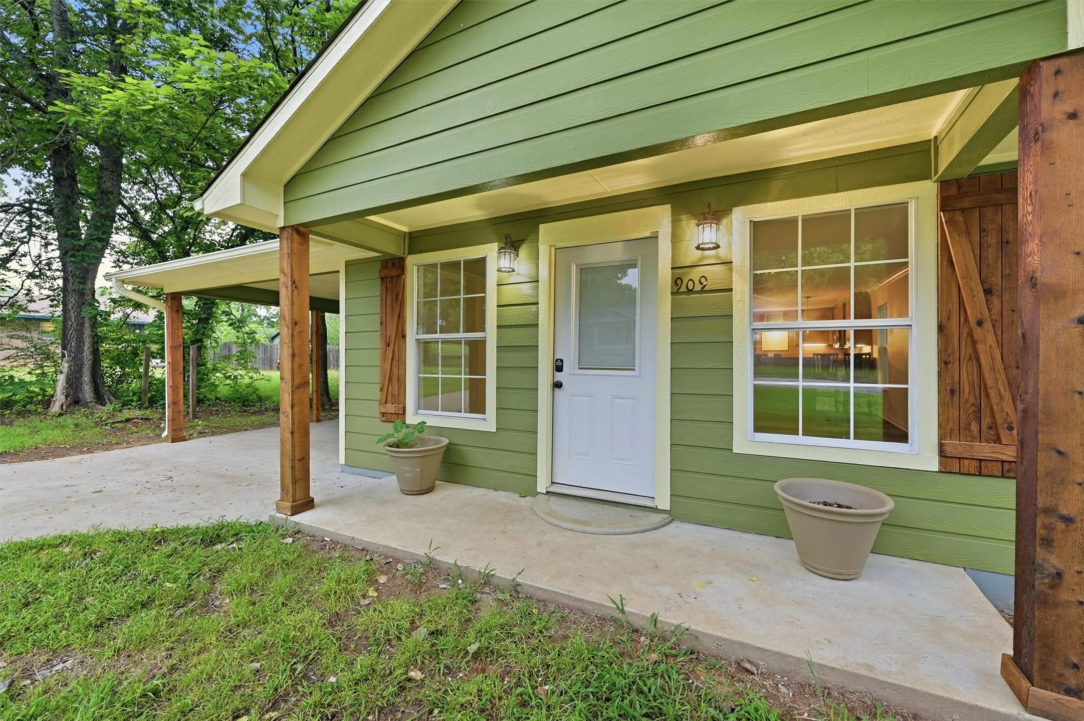 Single Family Residence For Sale in Grayson County , 909 Thatcher Street, Denison, Texas 75020, 2 Bedrooms, 2 Bathrooms, Garage spaces, 1,305 Sqft, built in 1986, Price $180,000, mls#21254332, Real Estate Agent in Denison, Homes For Sale in Grayson county, Homes For Sale in Denison, Realtor in Denison Texas, Real Estate Brokerage Independent Realty Texas, Luminita Cordes Realtor