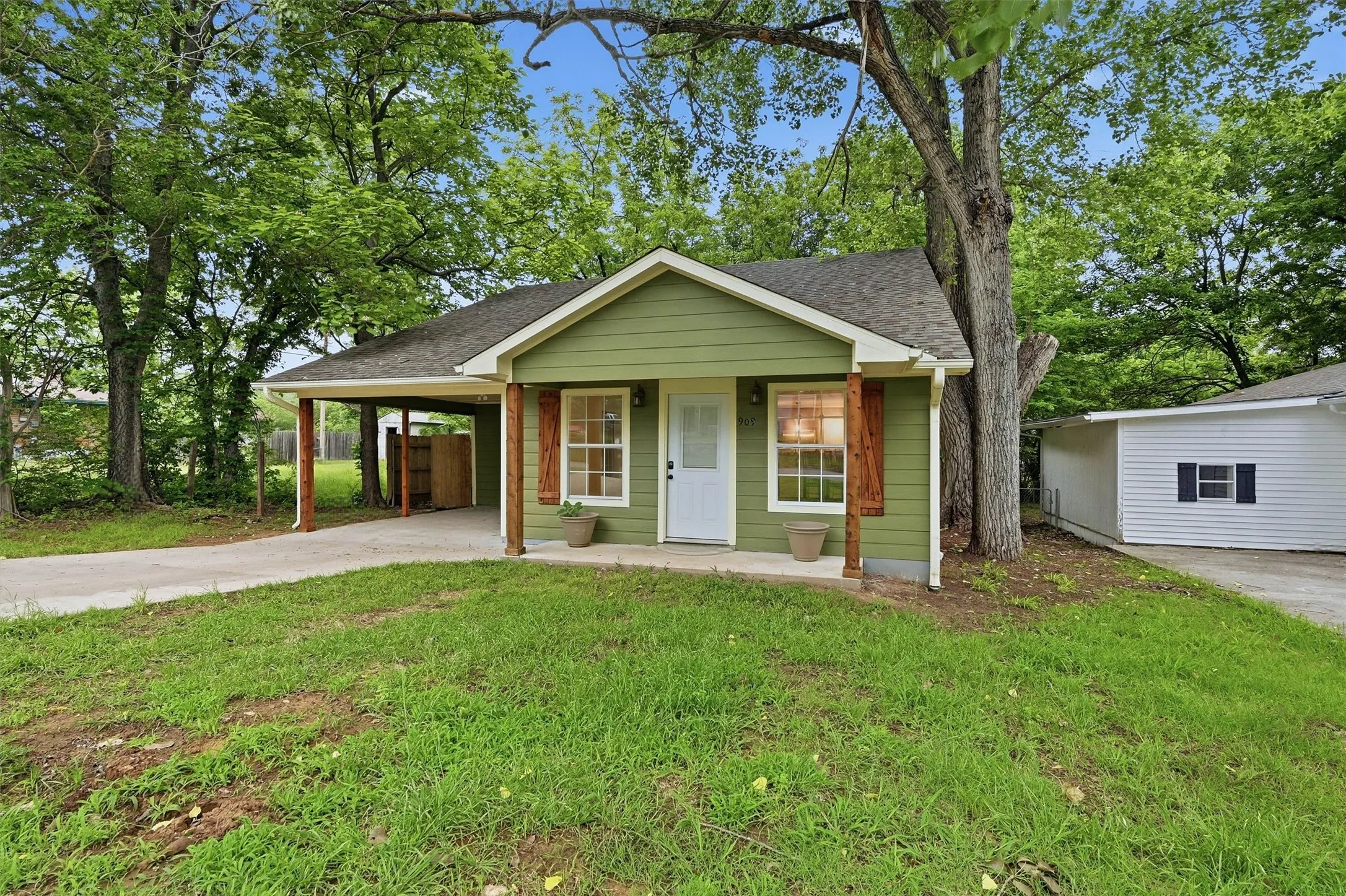 Single Family Residence For Sale in Grayson County , 909 Thatcher Street, Denison, Texas 75020, 2 Bedrooms, 2 Bathrooms, Garage spaces, 1,305 Sqft, built in 1986, Price $180,000, mls#21254332, Real Estate Agent in Denison, Homes For Sale in Grayson county, Homes For Sale in Denison, Realtor in Denison Texas, Real Estate Brokerage Independent Realty Texas, Luminita Cordes Realtor